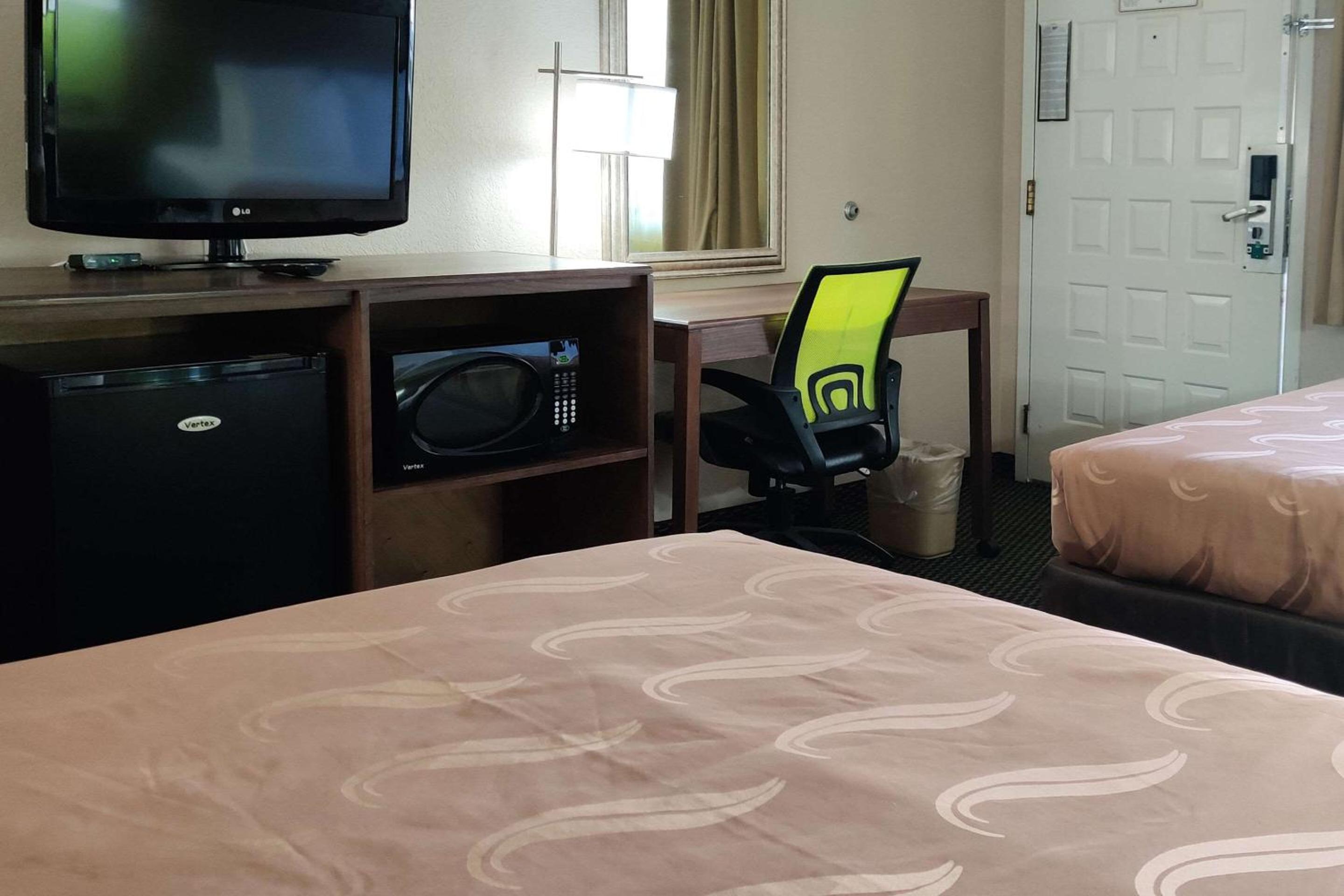 Standard Queen Room with Two Queen Beds - Non-Smoking - Photo 3