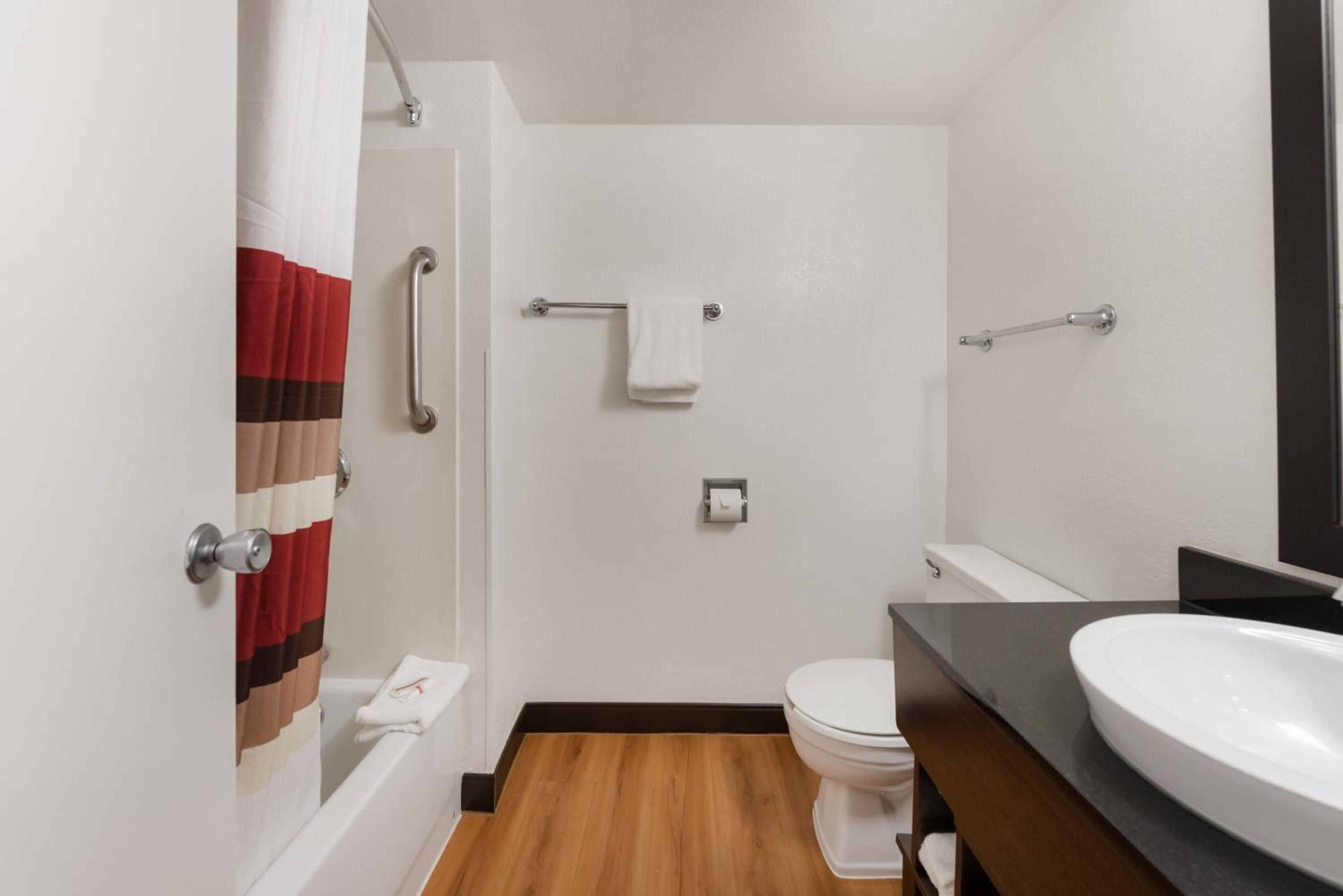 Premium King Room Smoke Free (Upgraded Bedding and Snack Box) photo 3