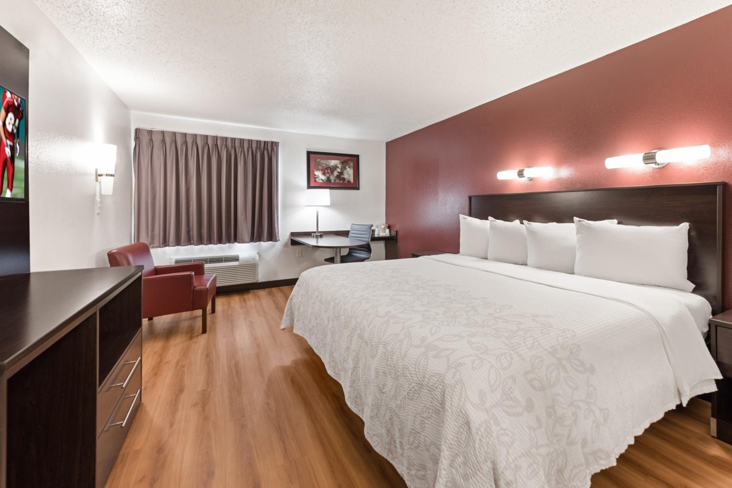 Deluxe King Room Smoke Free photo 2