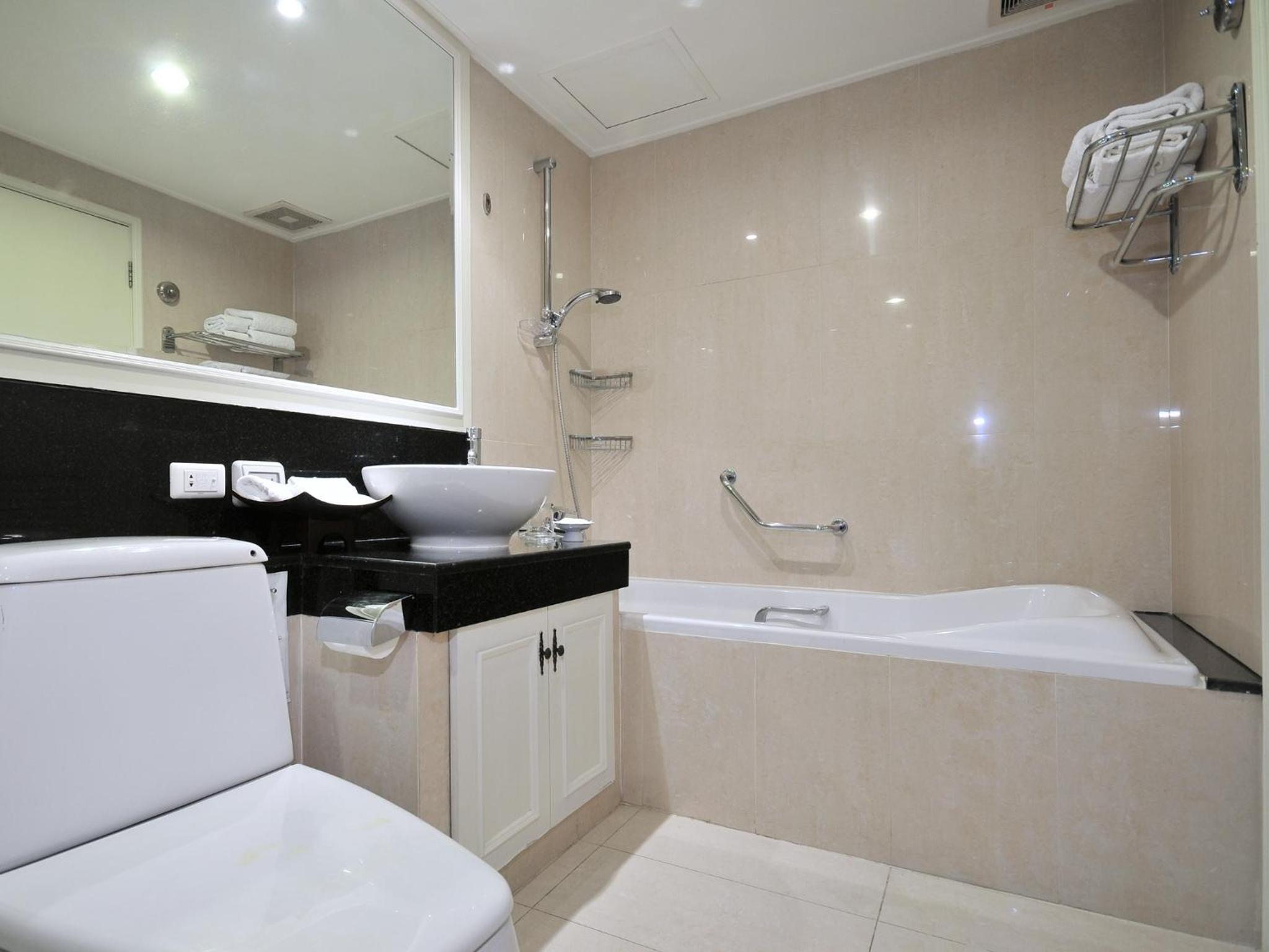 One Bedroom Family Suite (4 People) photo 3