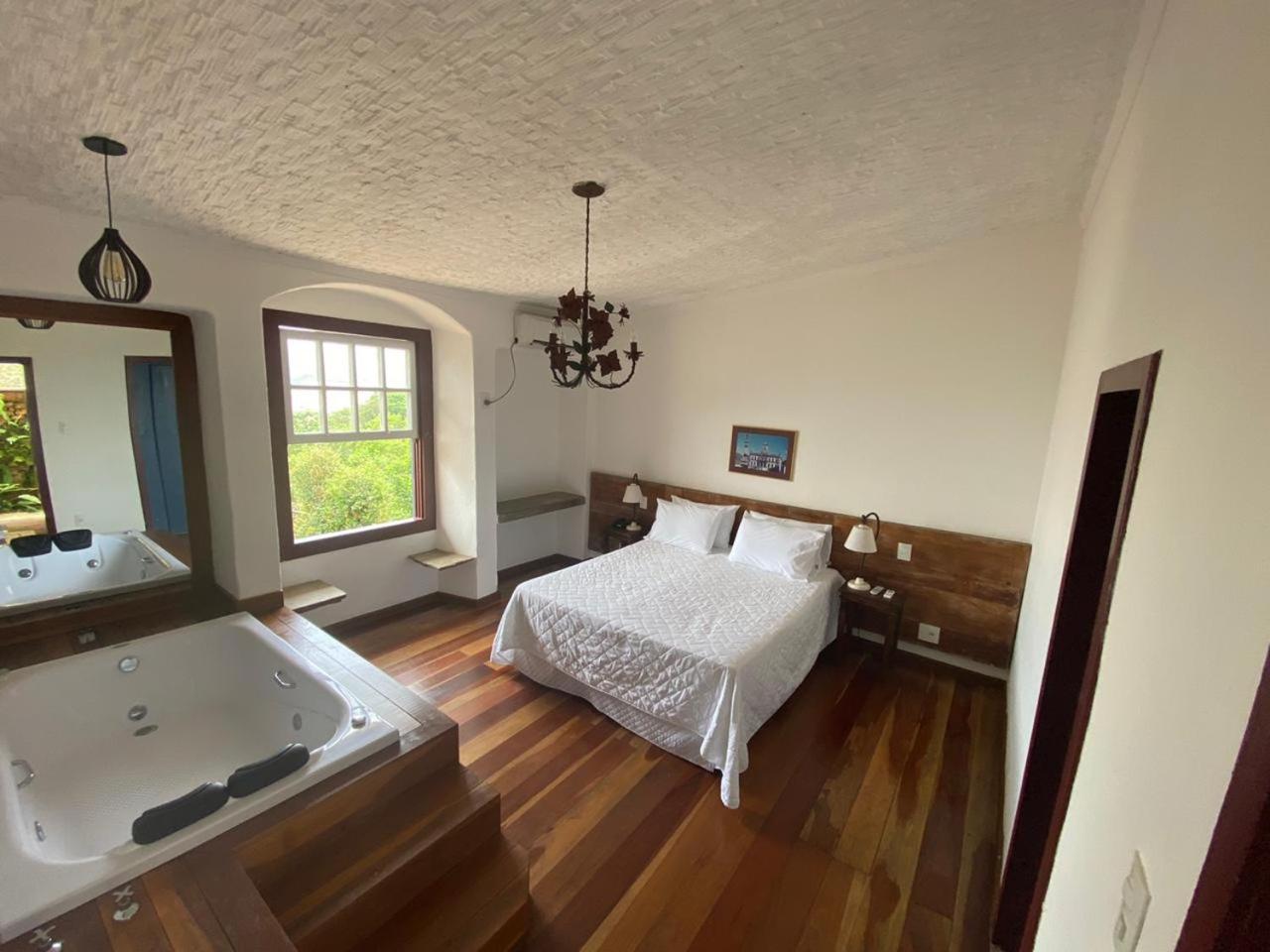 Suíte Super Luxo com Banheira de Hidromassagem e Ar condicionado