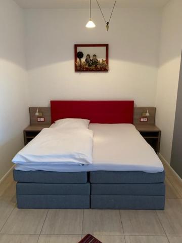 Double Room with Private Bathroom - Photo 2