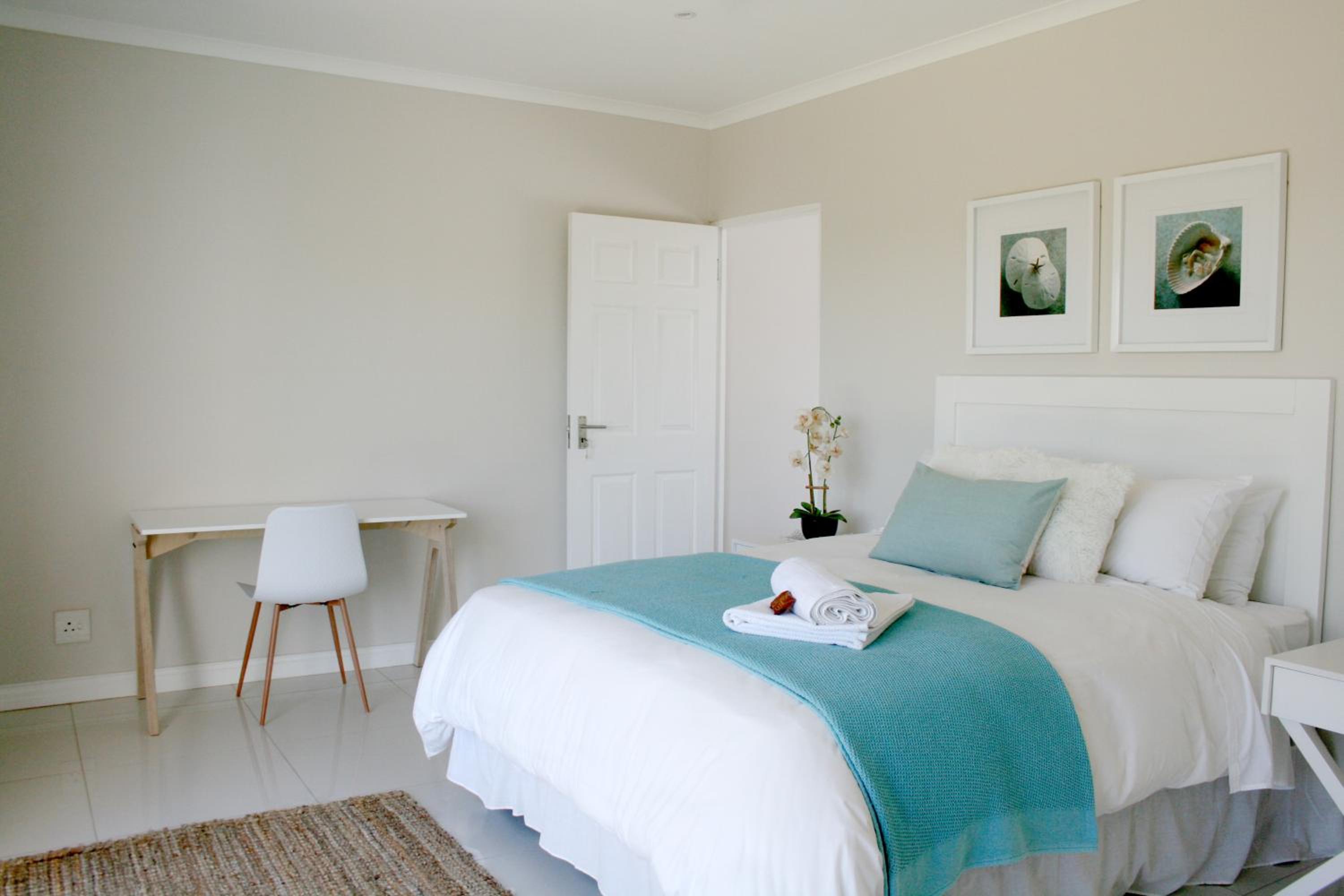 Standard Queen Room - Photo 7
