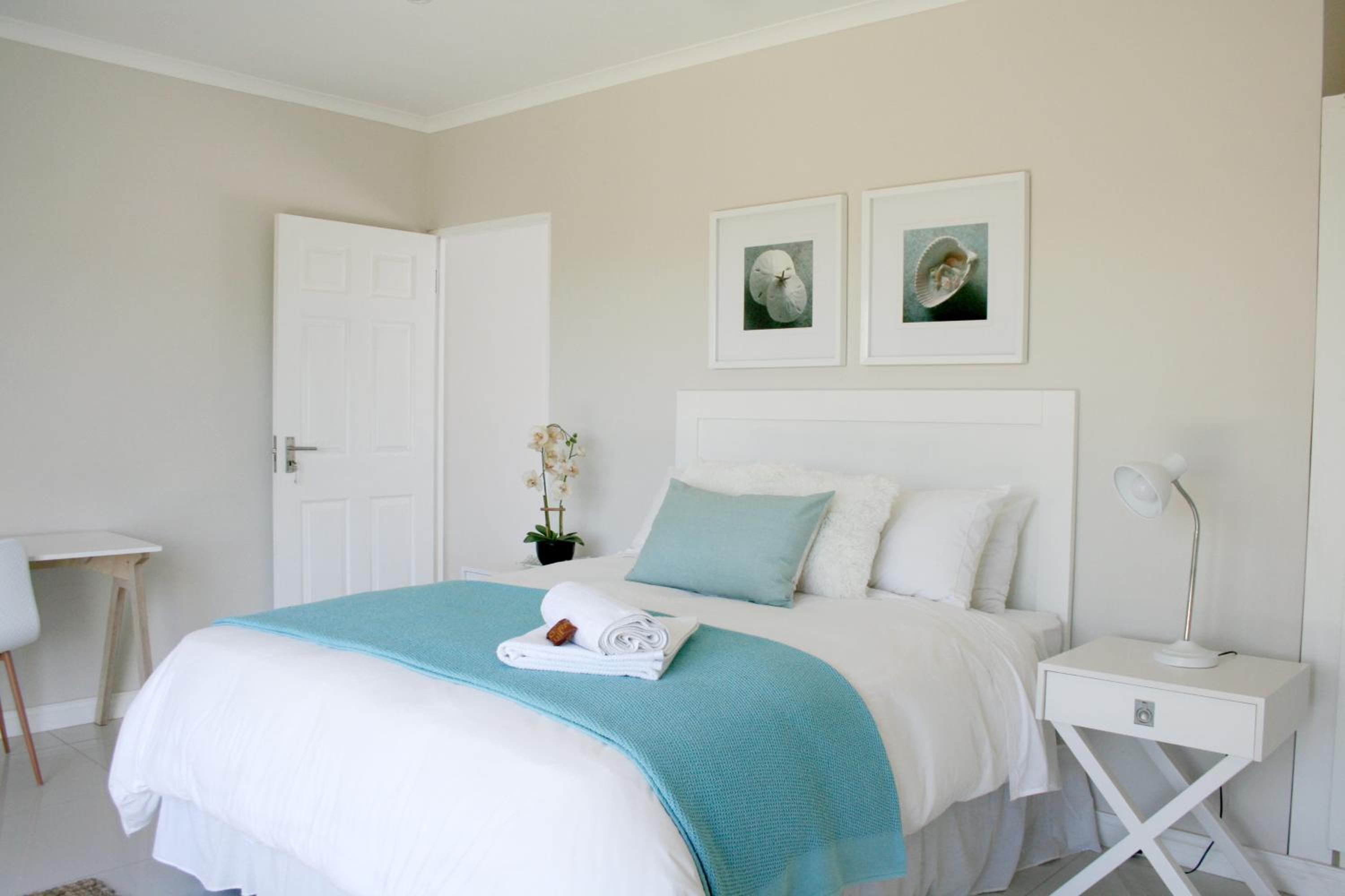 Standard Queen Room - Photo 8