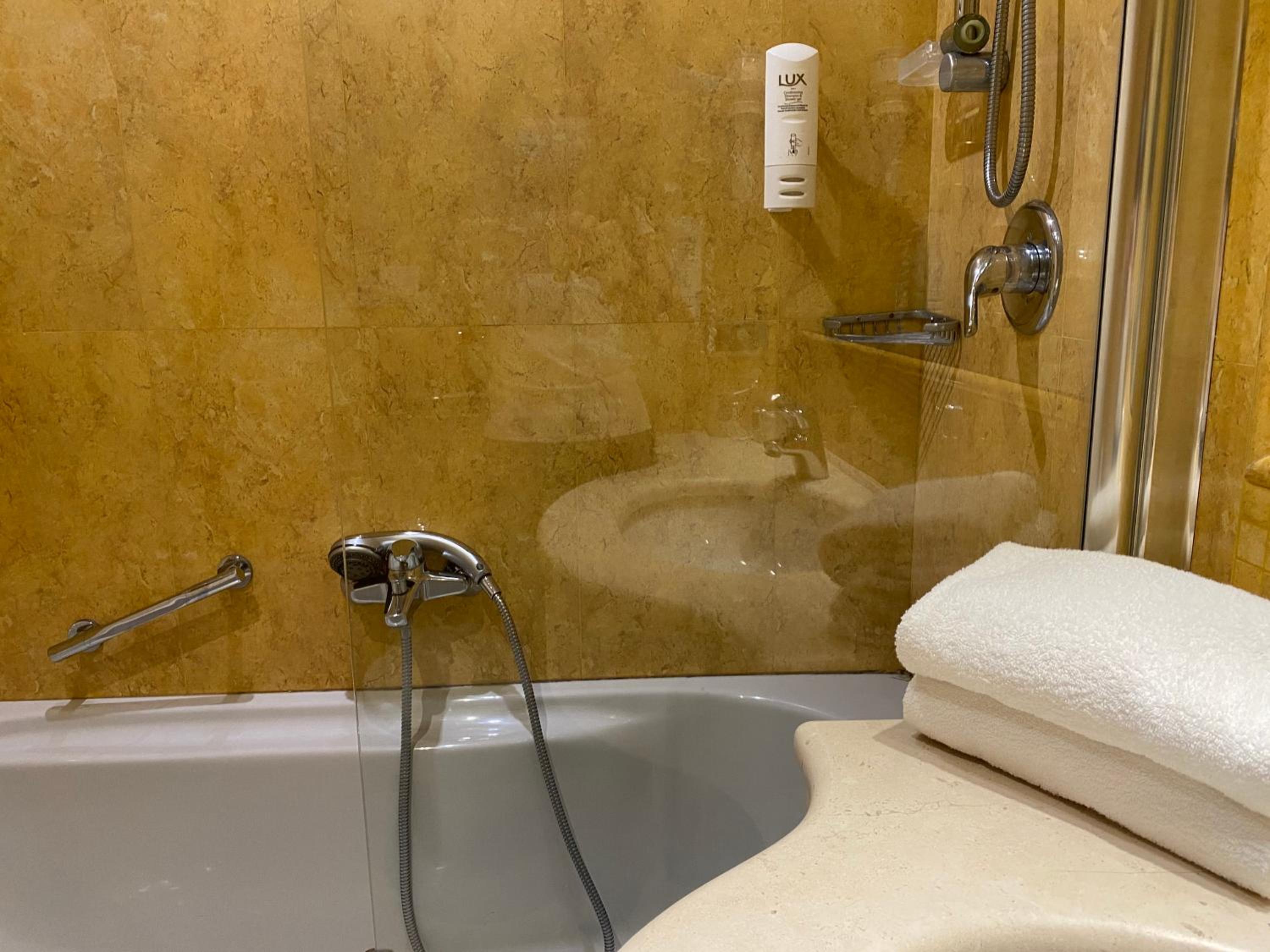 Premium King Room - Photo 2