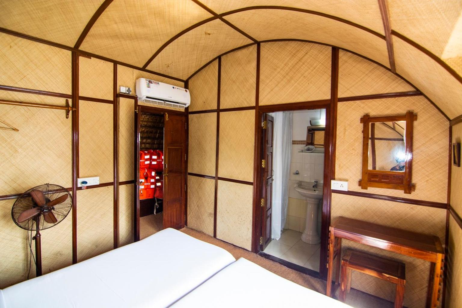 Two Bedroom Houseboat - Photo 21