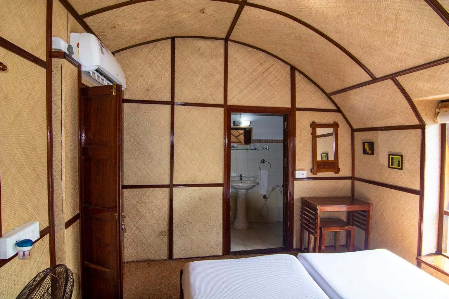 Two Bedroom Houseboat - Photo 26