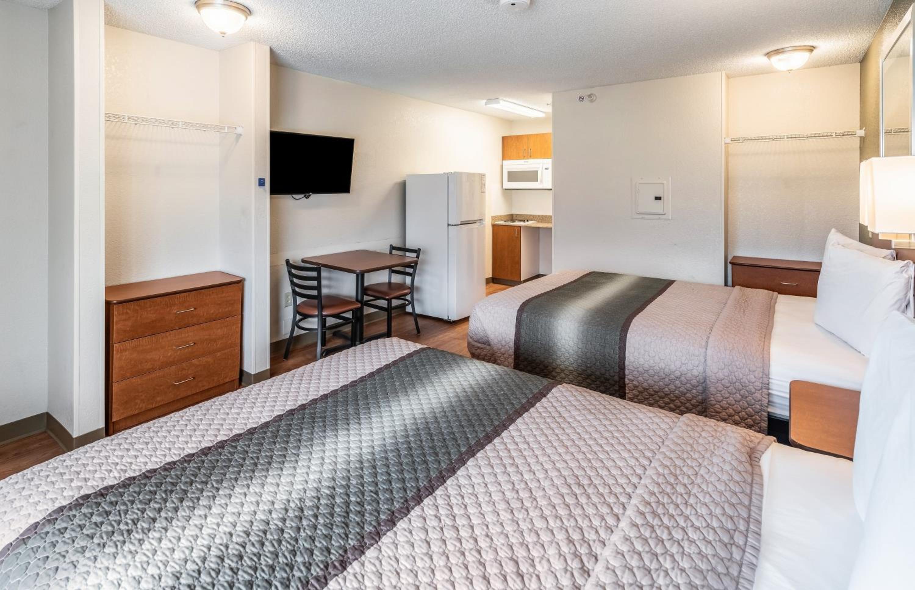 Studio Room with Two Queen Beds Non-Smoking - Photo 1