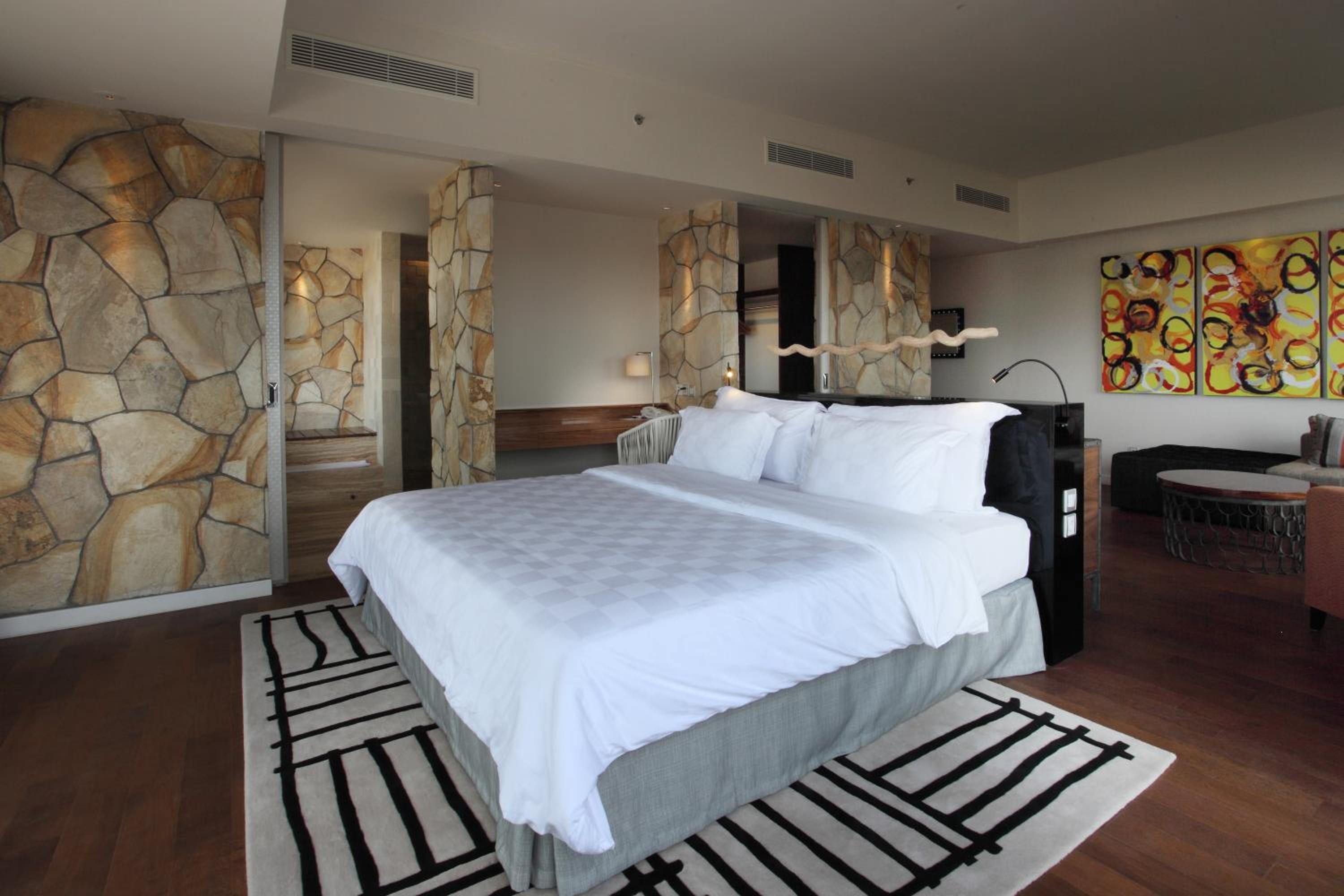 TStone Jacuzzi Suite