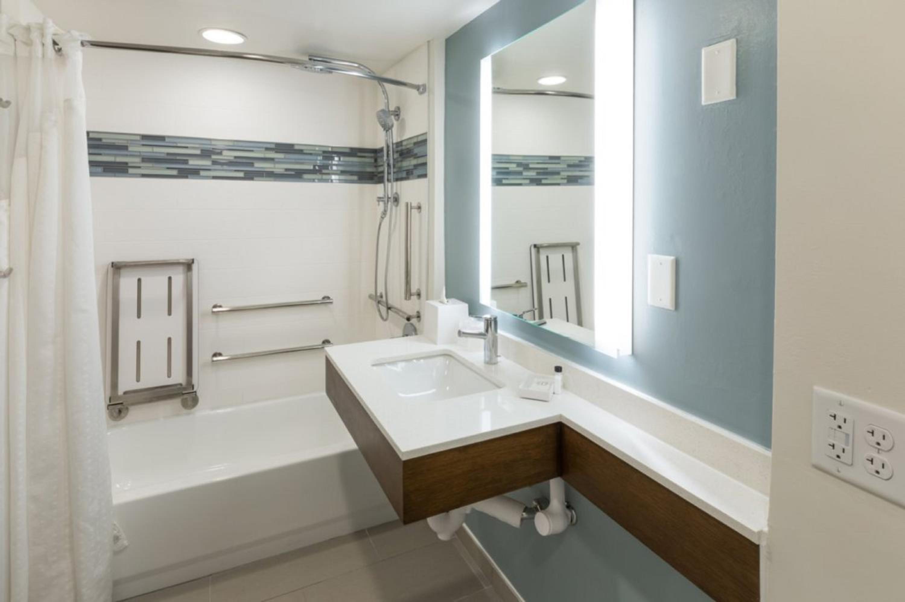 Standard Queen Room with Two Queen Beds and Tub photo 2