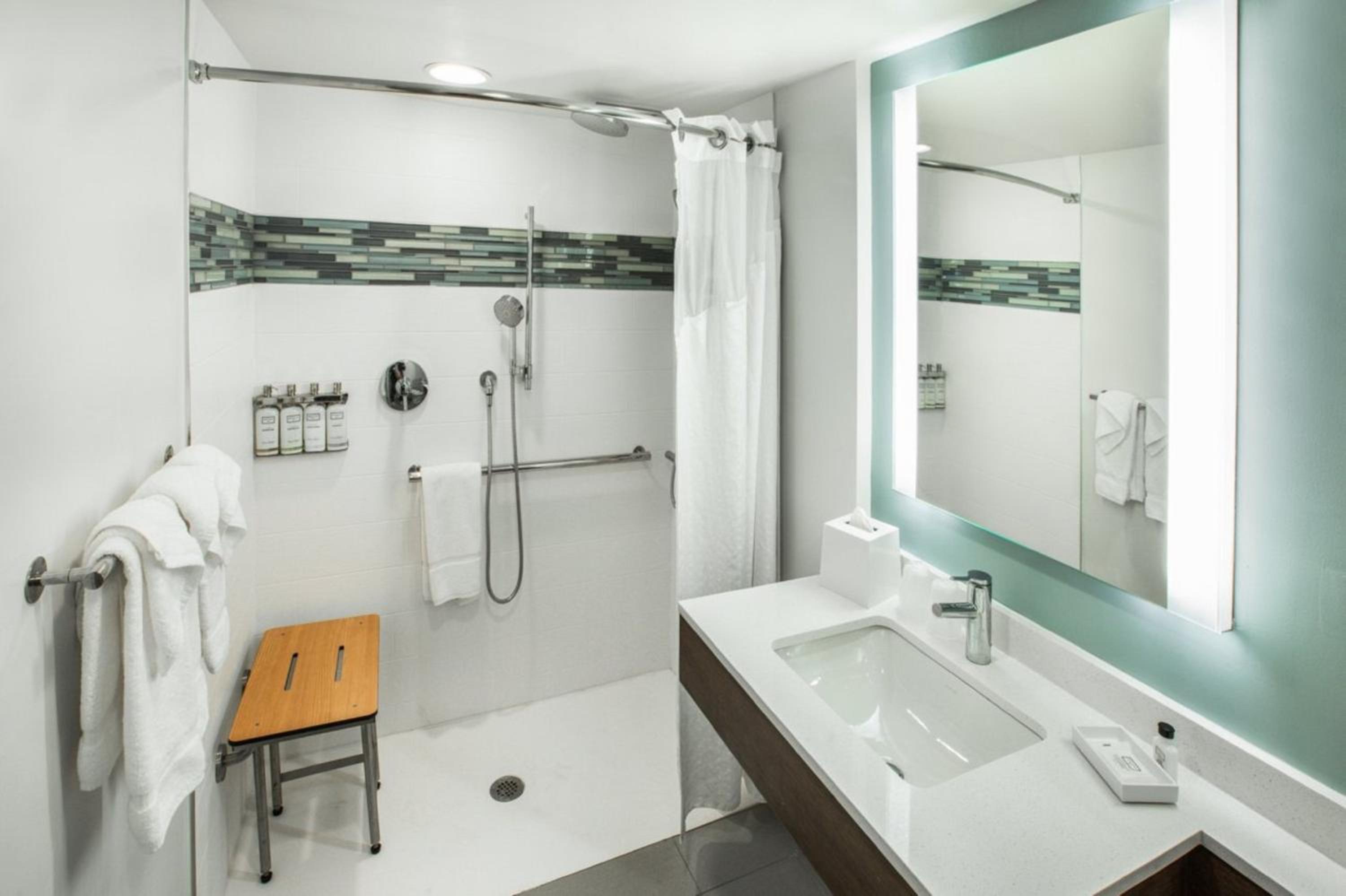 Standard King Room with Roll-in Shower - Mobility Accessible - Photo 4