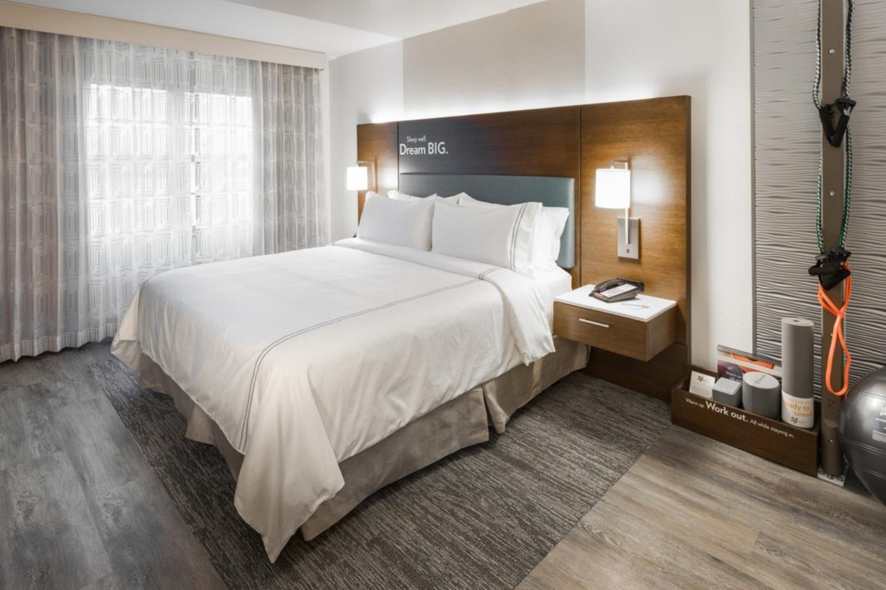 Standard King Room with Roll-in Shower - Mobility Accessible - Photo 1