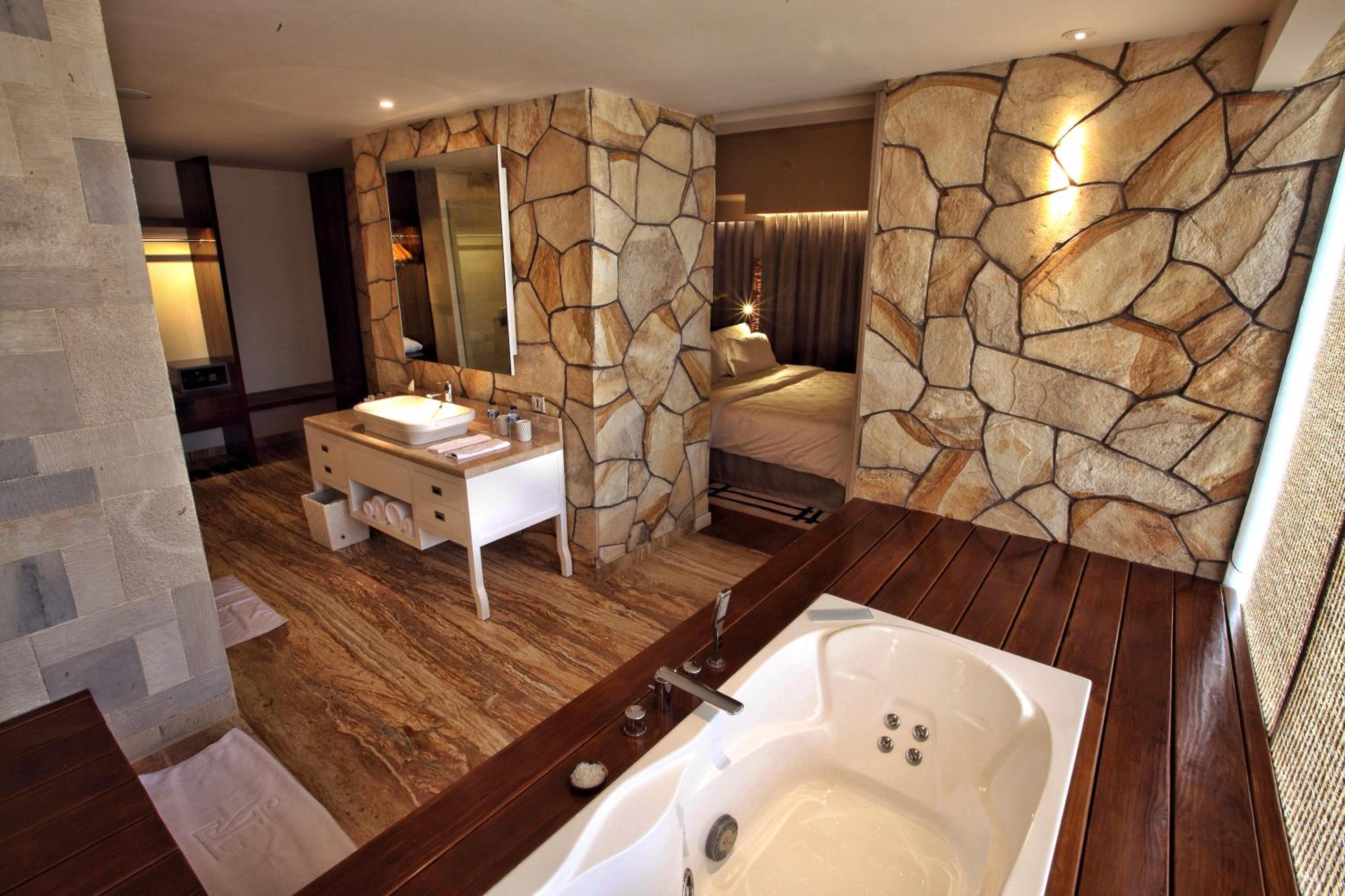 TStone Jacuzzi Suite