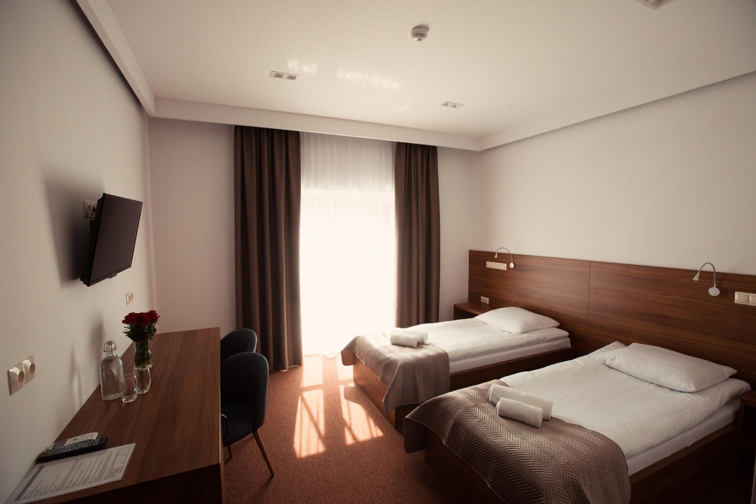 Twin Room with Balcony - Photo 2