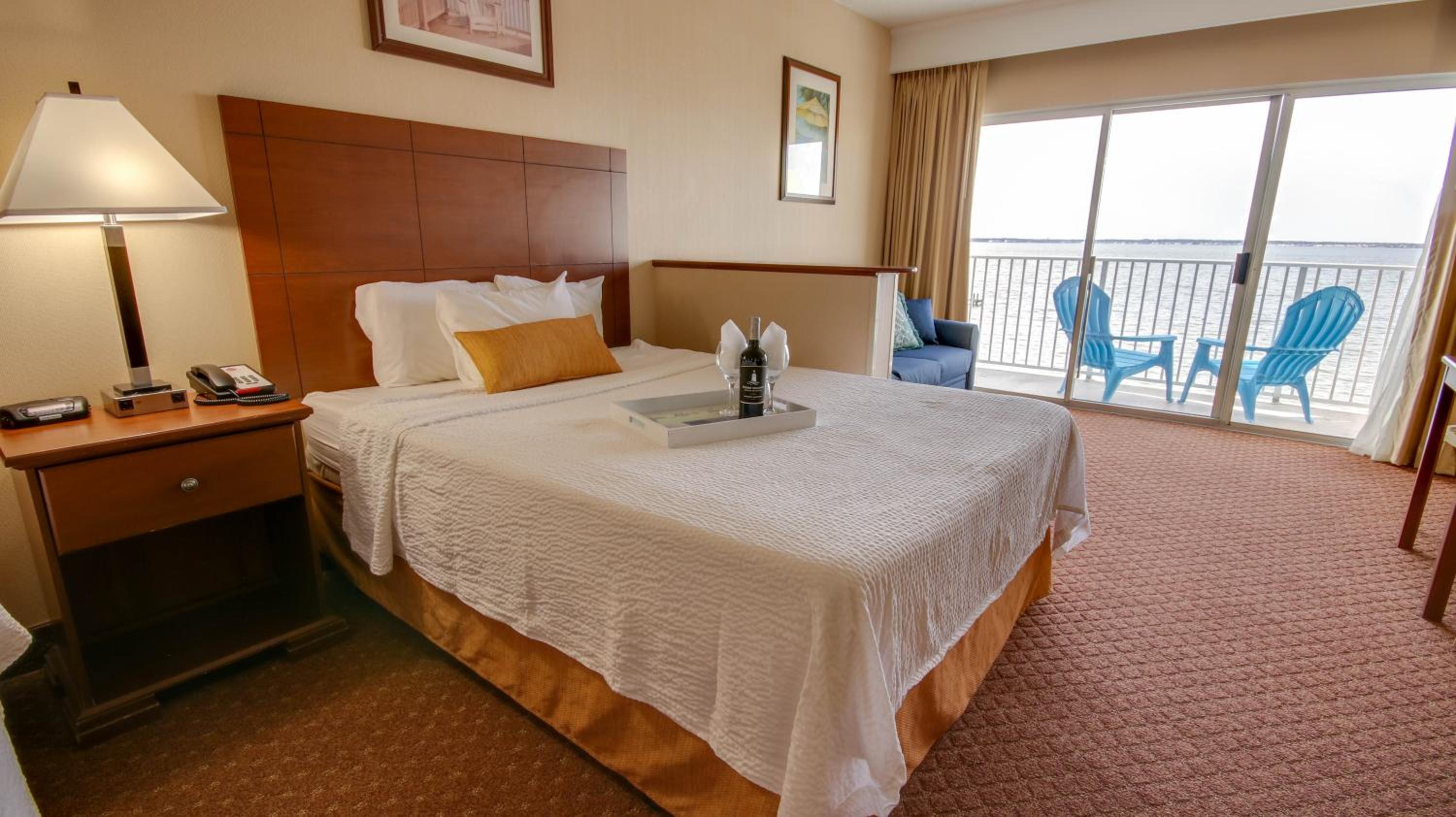 Bayfront Deluxe Queen with Kitchenette - South Building - Photo 6