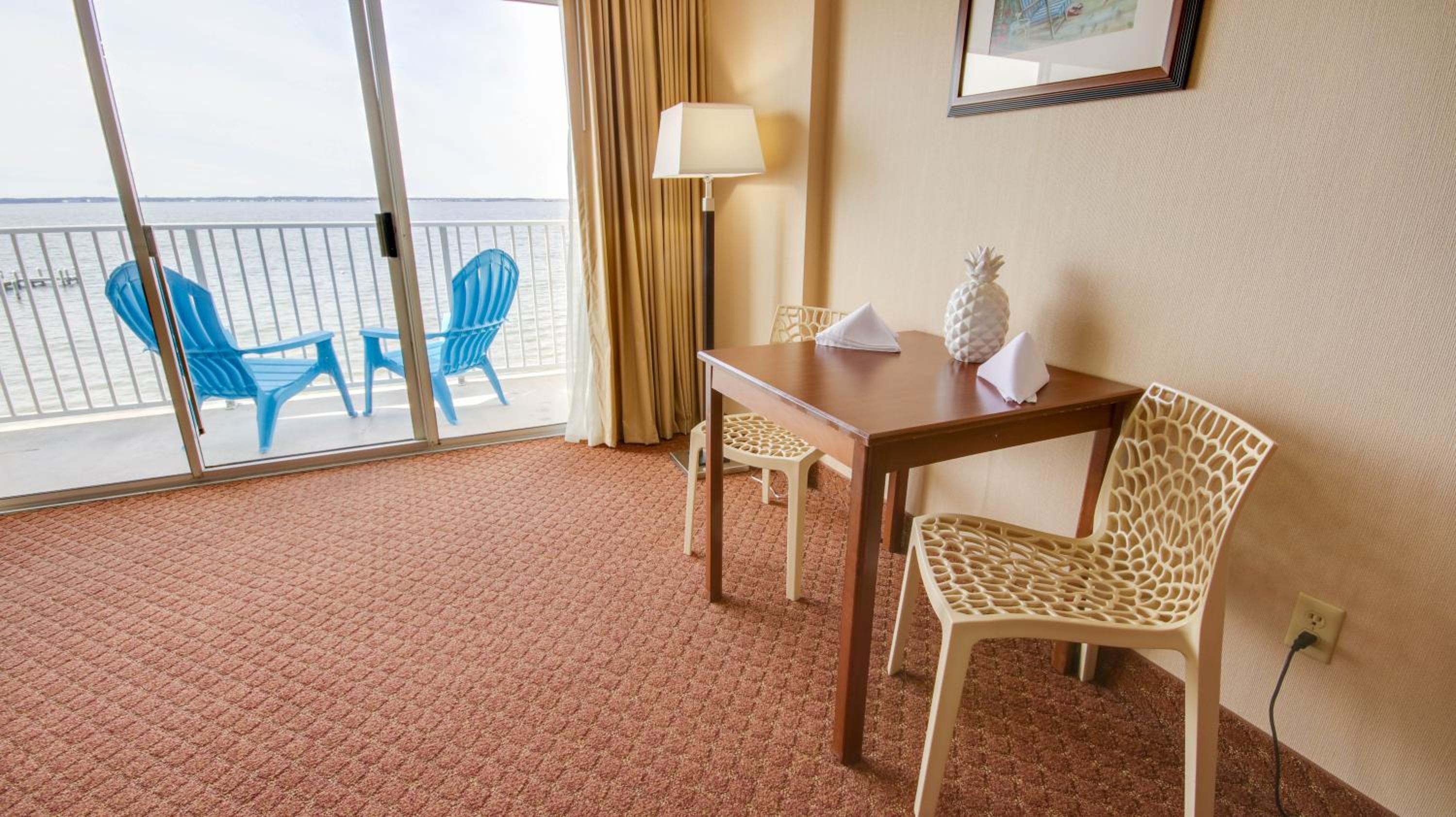 Bayfront Deluxe Queen with Kitchenette - South Building - Photo 3
