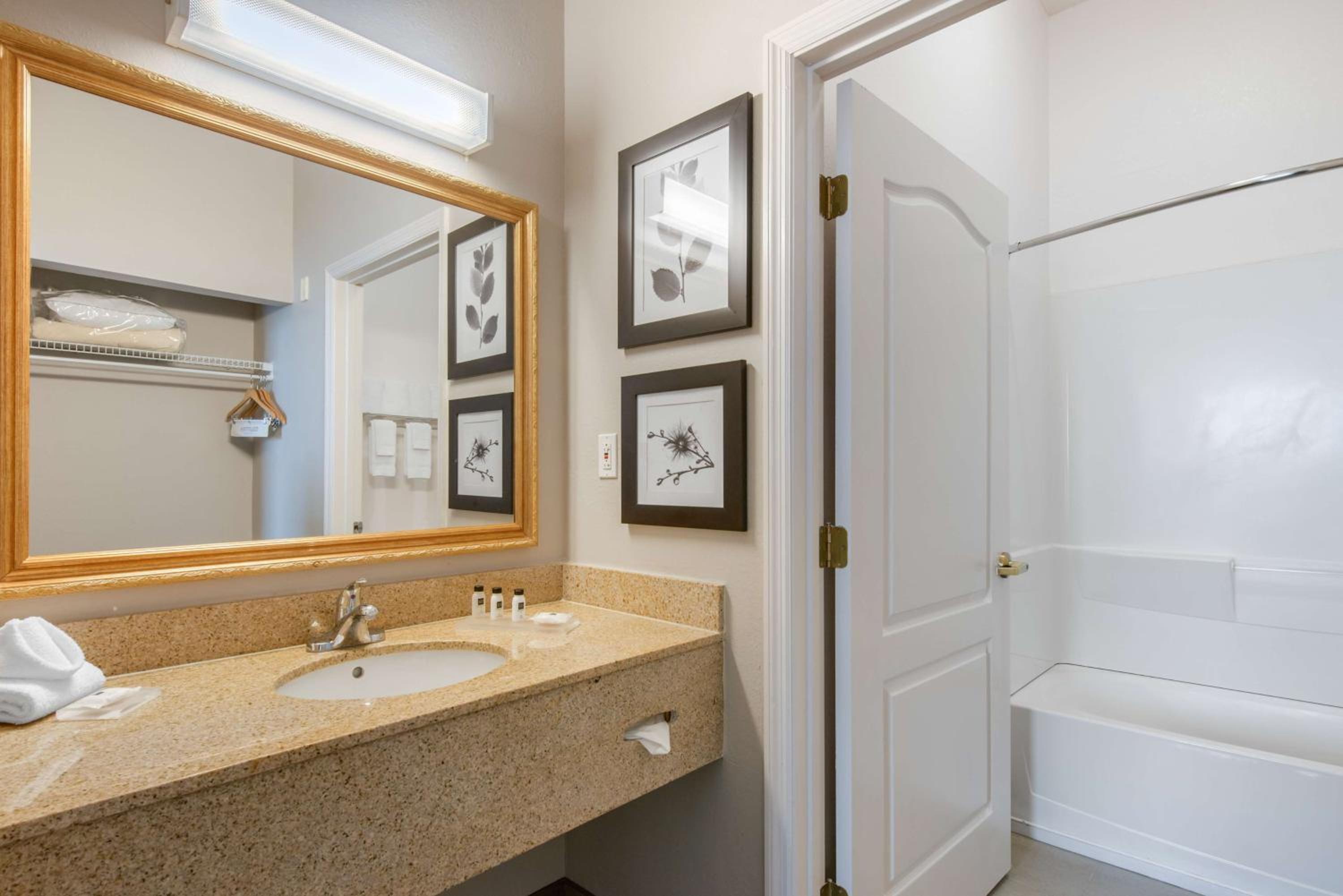 Extended Stay King Suite with Kitchen-Non Smoking photo 3