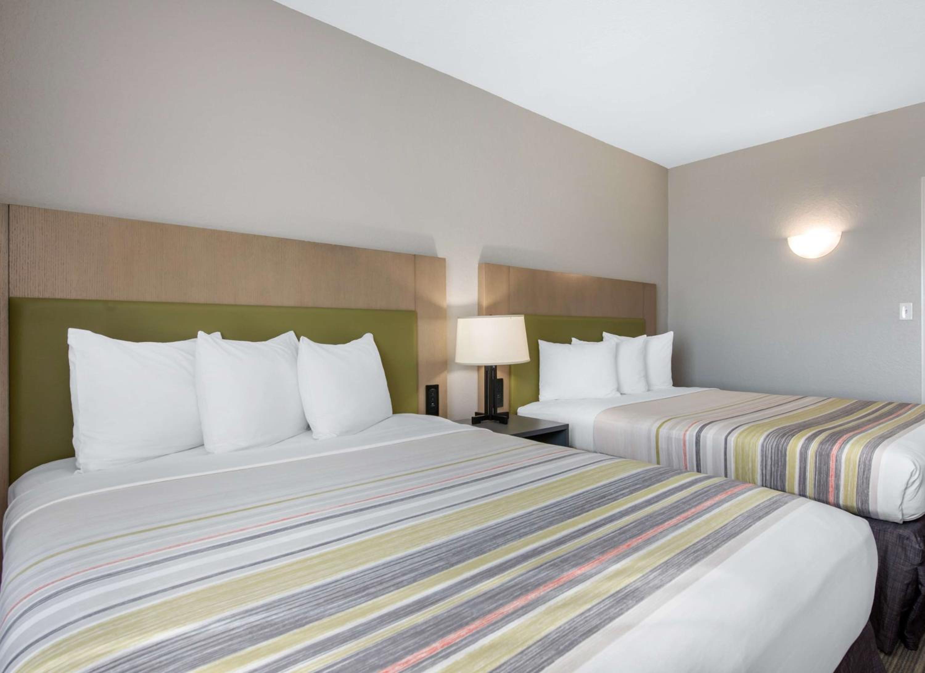 Queen Room with Two Queen Beds - Photo 3