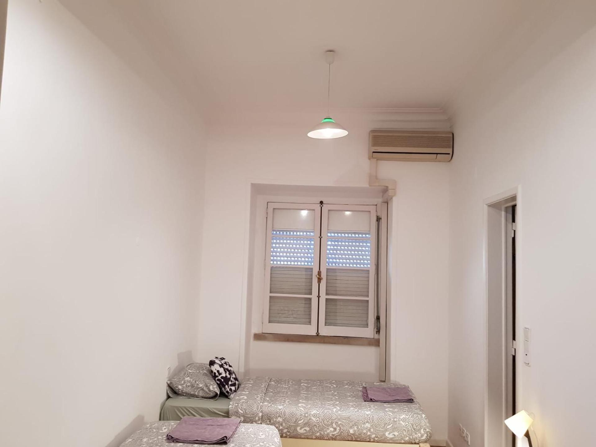 Twin Room with Private Bathroom - Photo 42