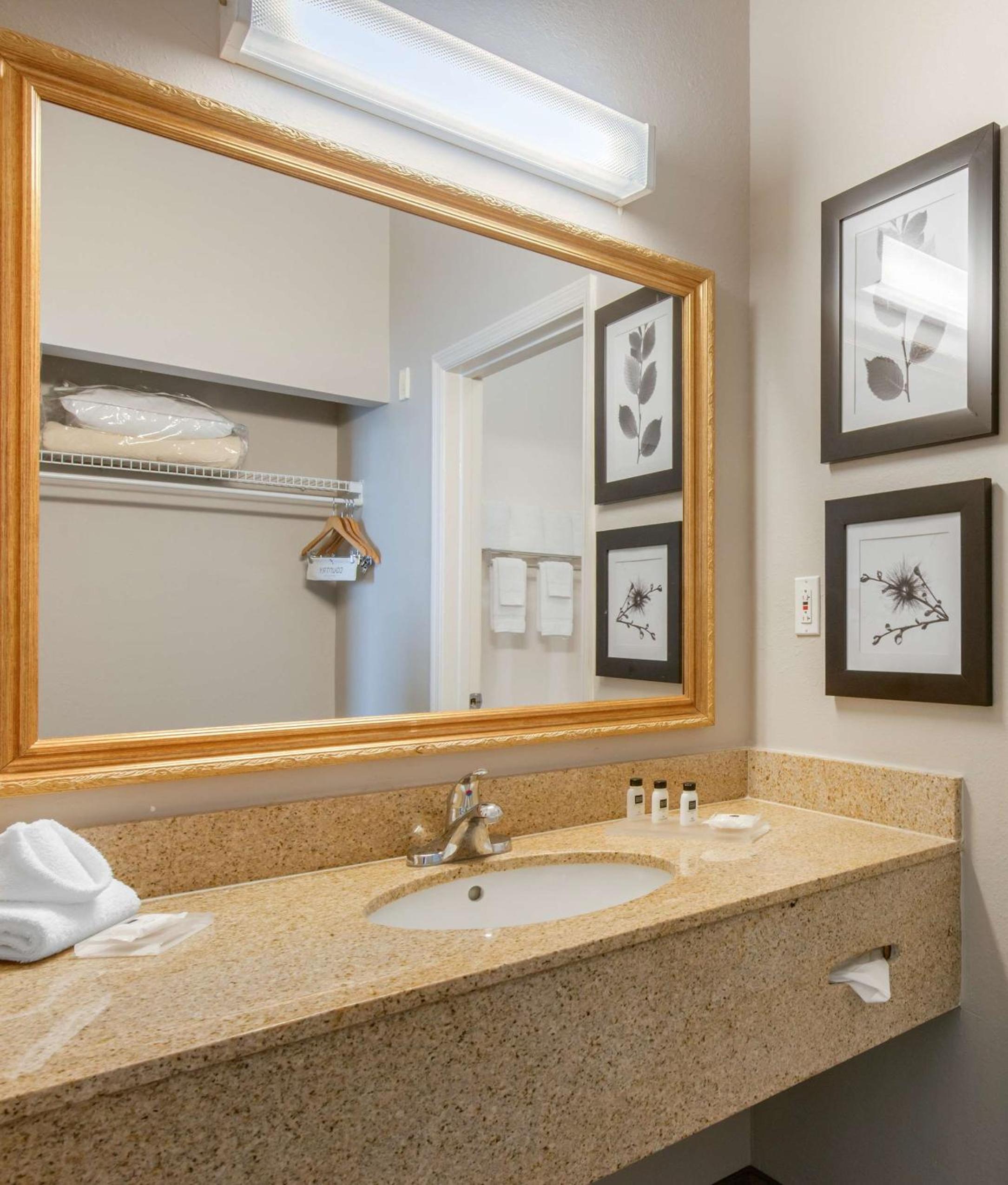King Suite - Non-Smoking - Photo 2