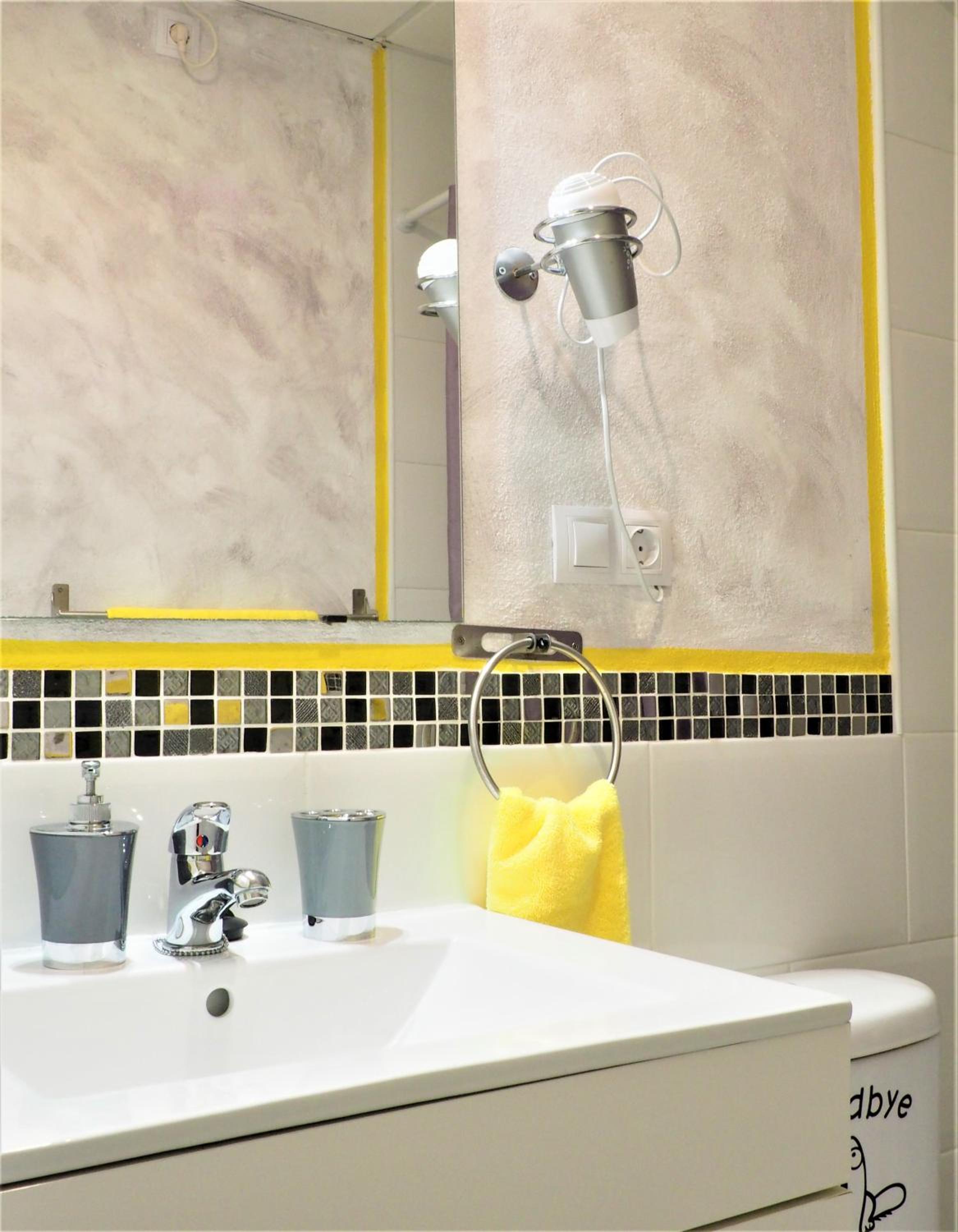 Twin Room With Private Bathroom photo 3