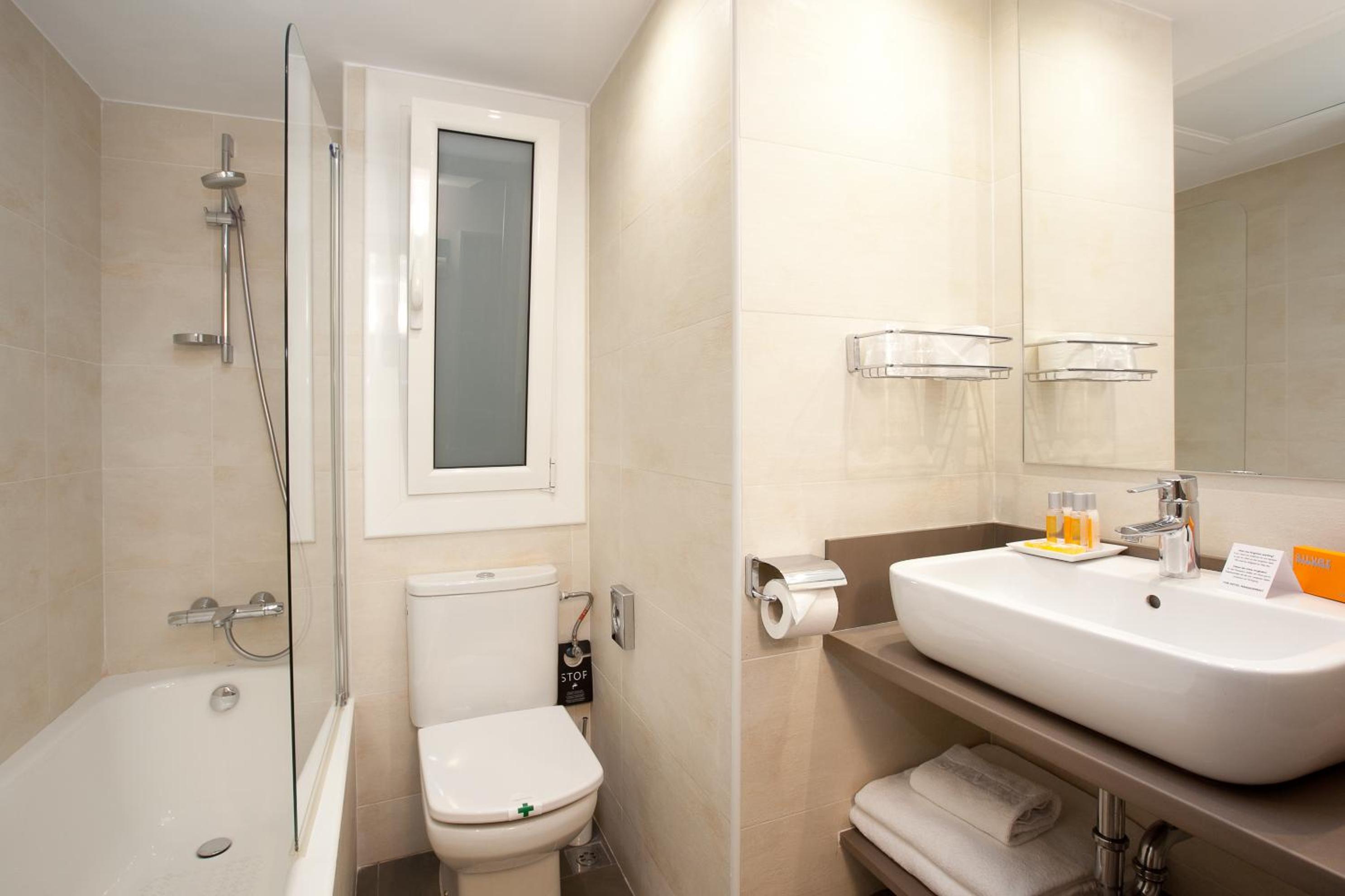 Double or Twin Room with City View photo 3