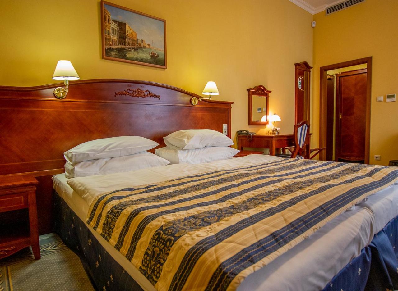 Large Double or Twin Room photo 1