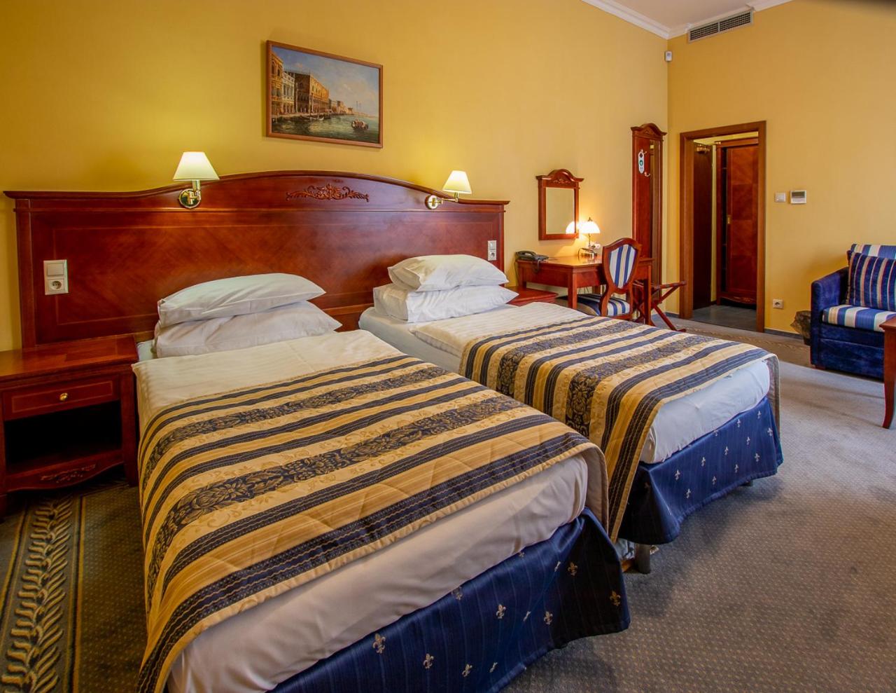 Large Double or Twin Room photo 3