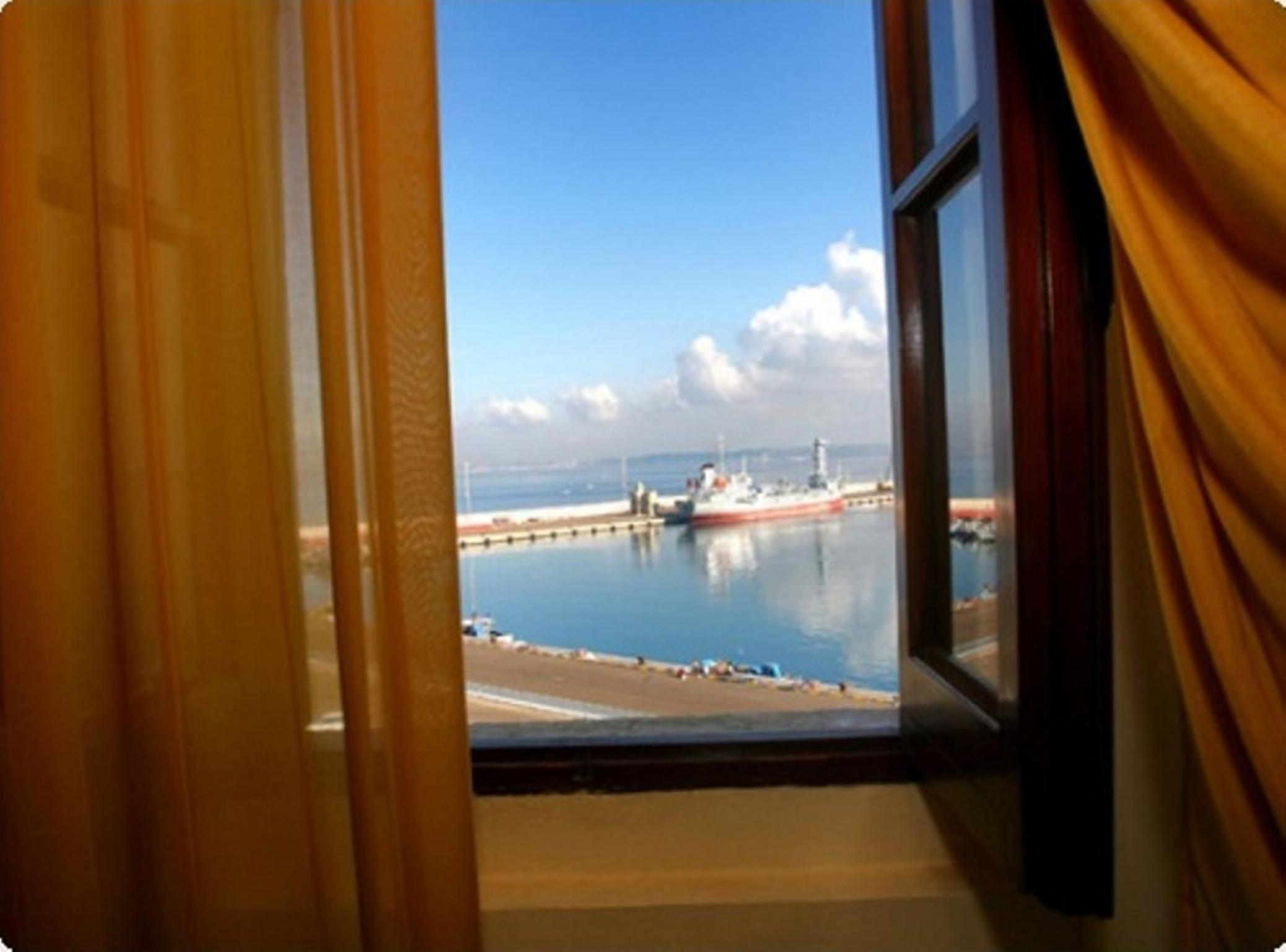 Standard Triple Room with Sea View - Photo 5