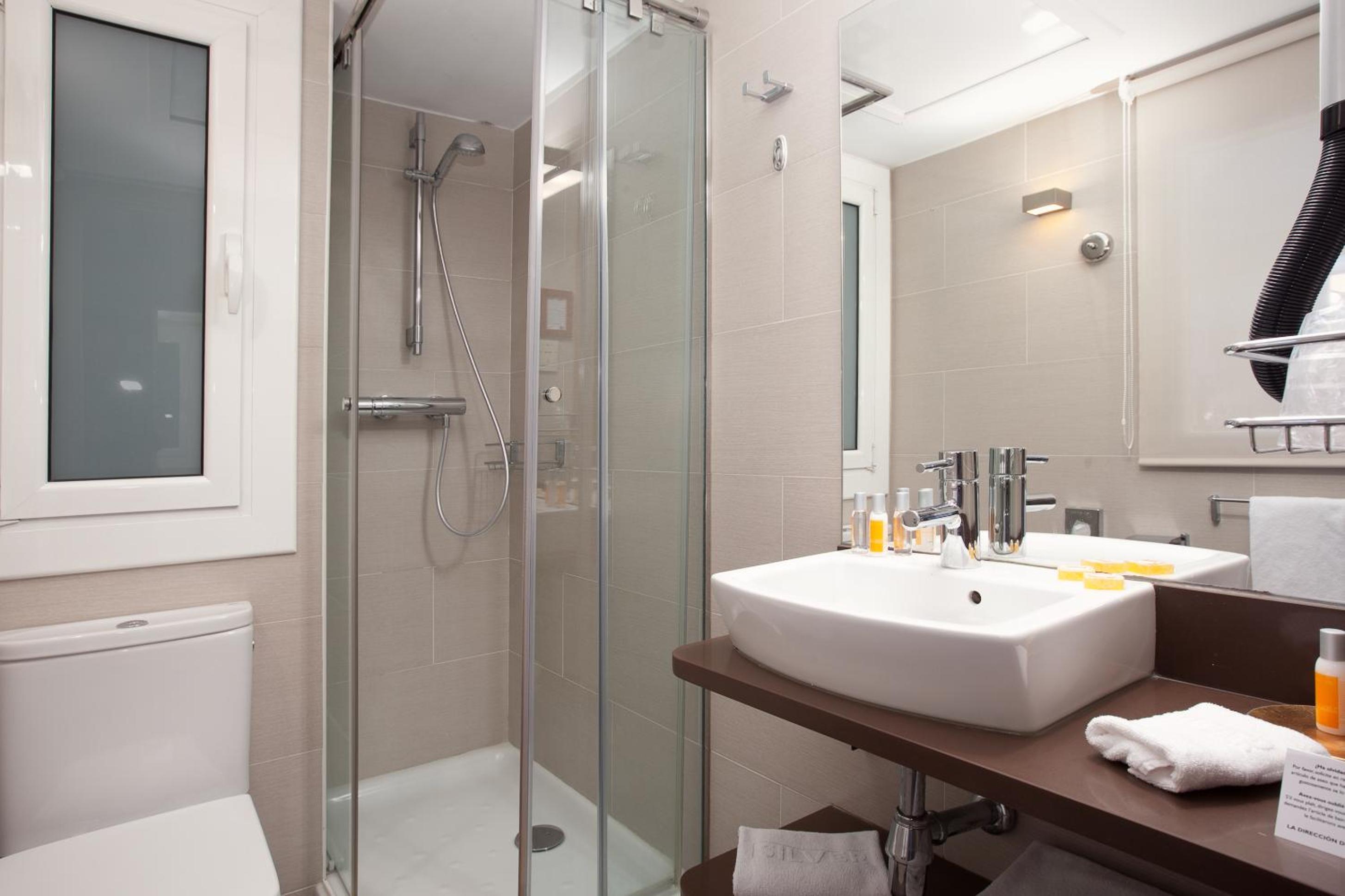 Budget Double or Twin Room with view to interior photo 3