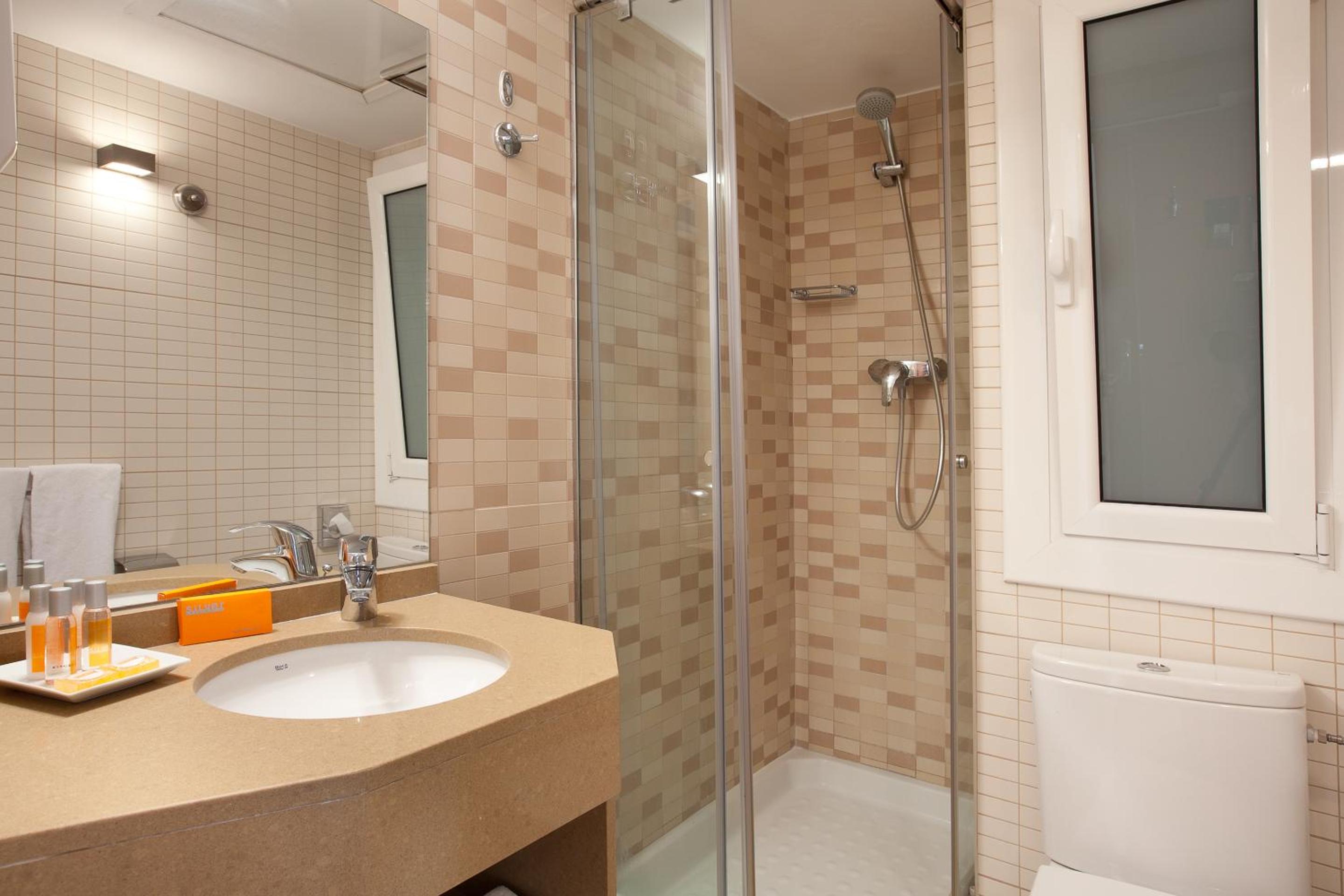 Double or Twin Room with City View photo 3