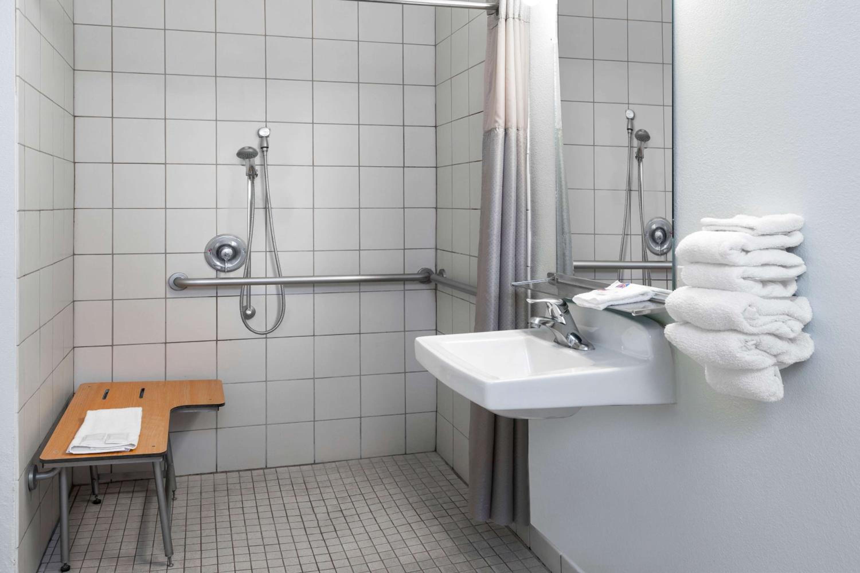 Queen Room - Disability Access - Roll in Shower photo 2