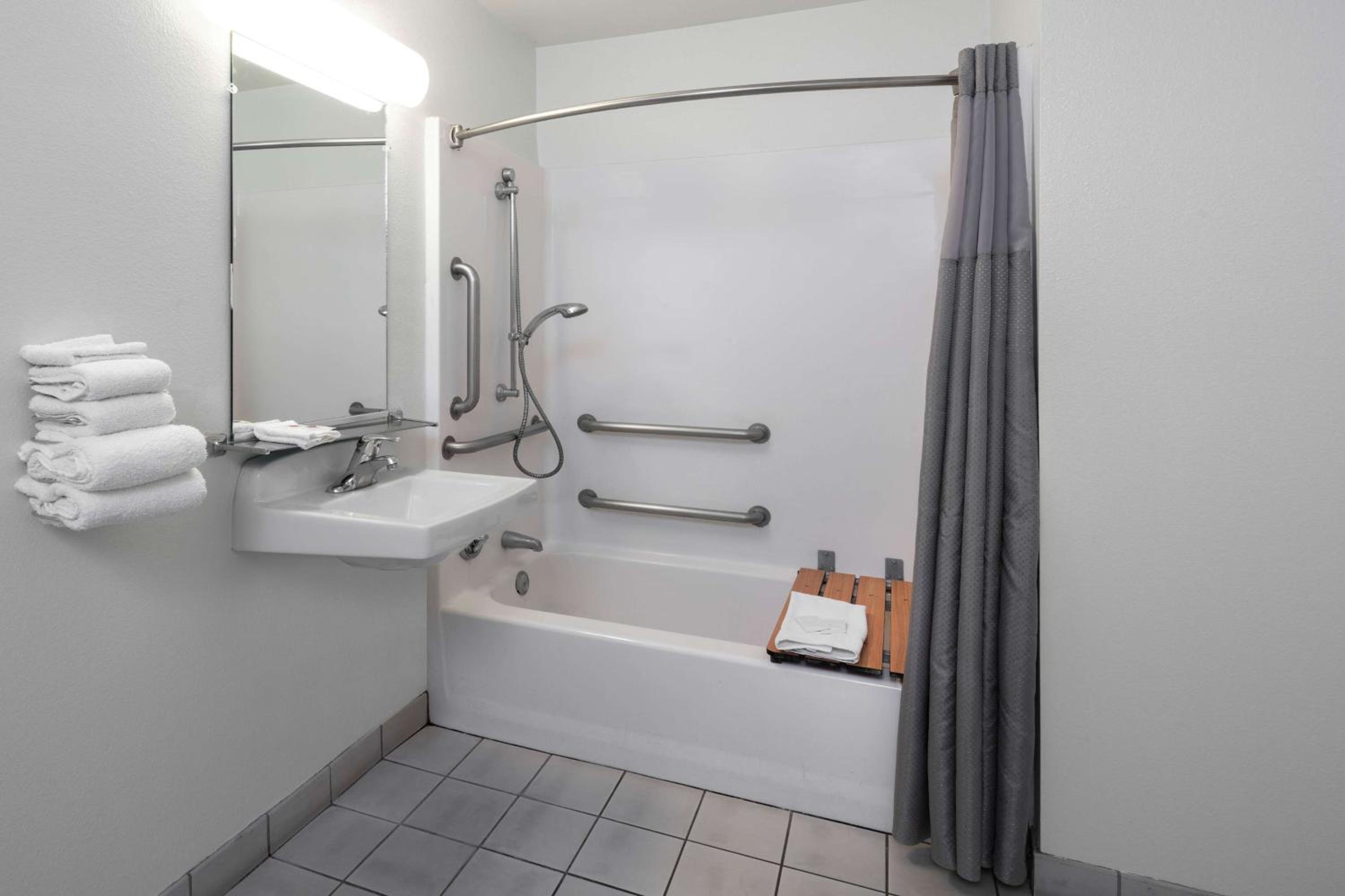 Queen Room - Disability Access - Photo 2