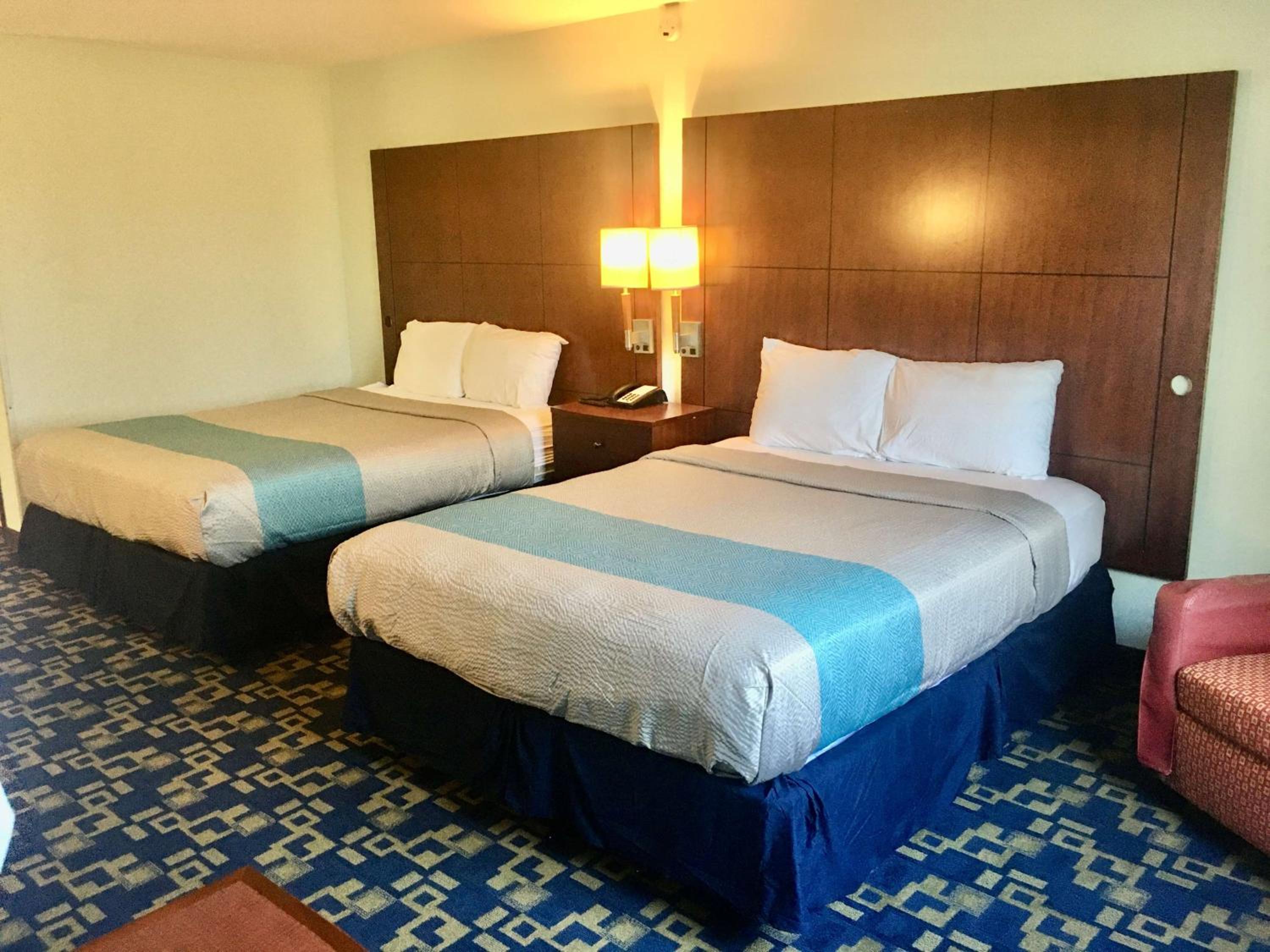 Queen Room with Two Queen Beds - Photo 2