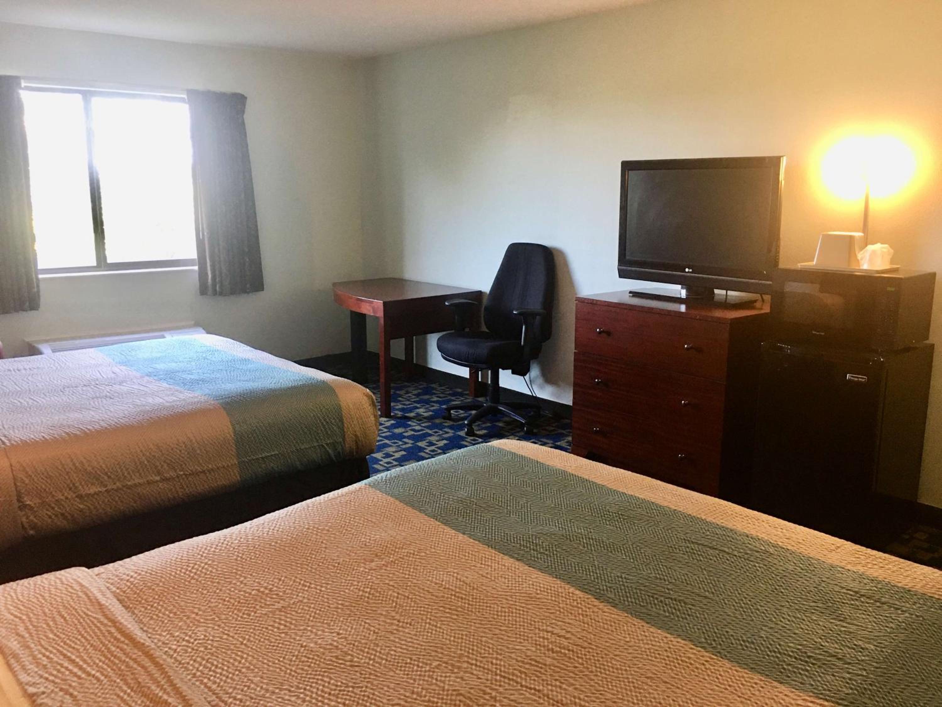Queen Room with Two Queen Beds - Photo 3