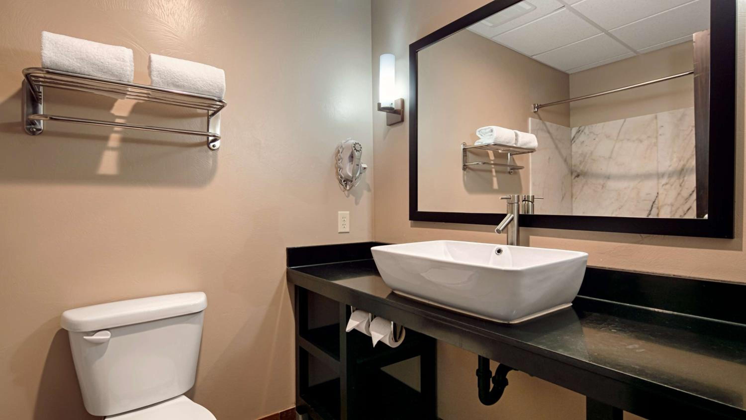 Queen Suite - Non-Smoking photo 2