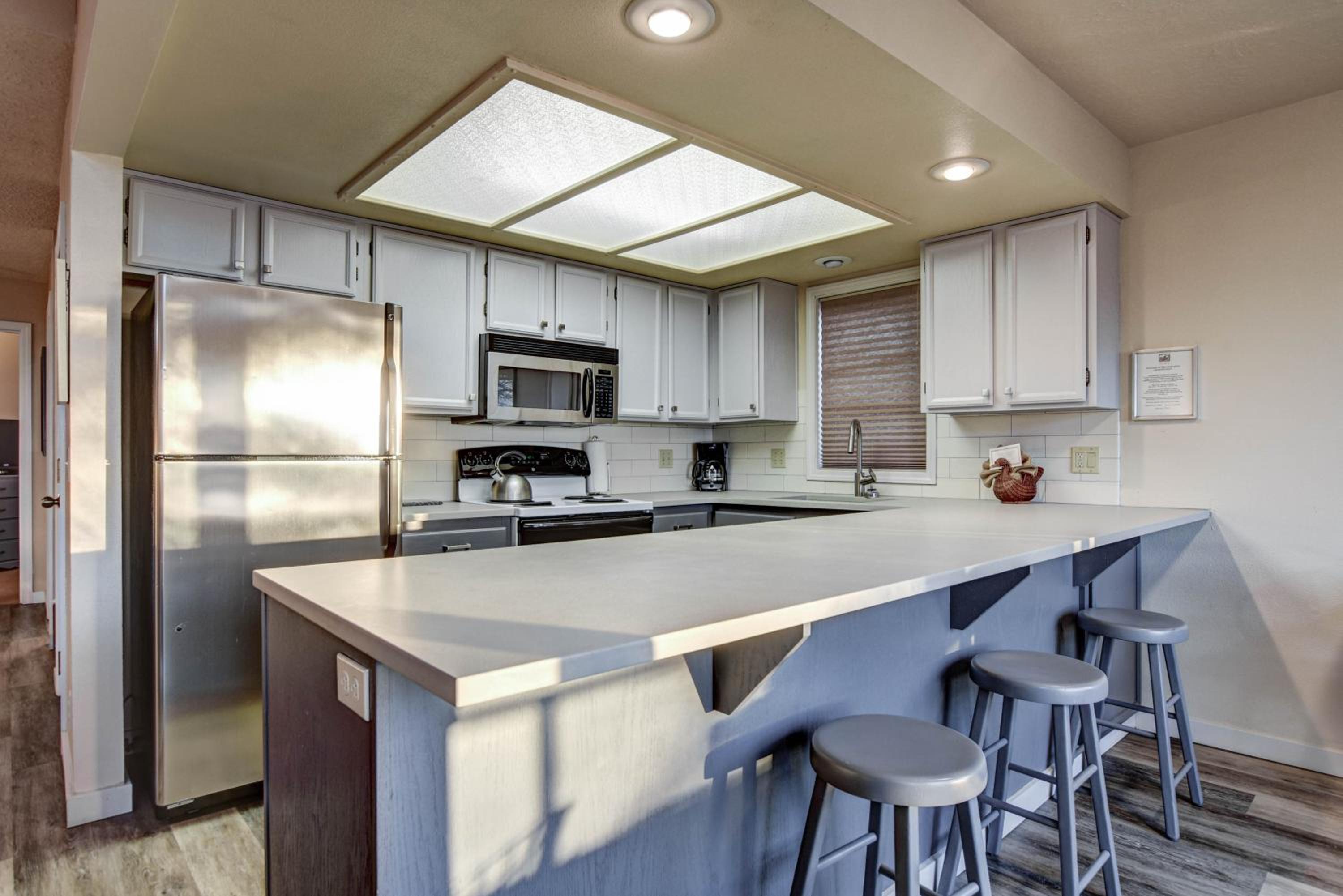 Ocean View 2 room/loft condominium - 1.5 miles south of The Waves photo 3