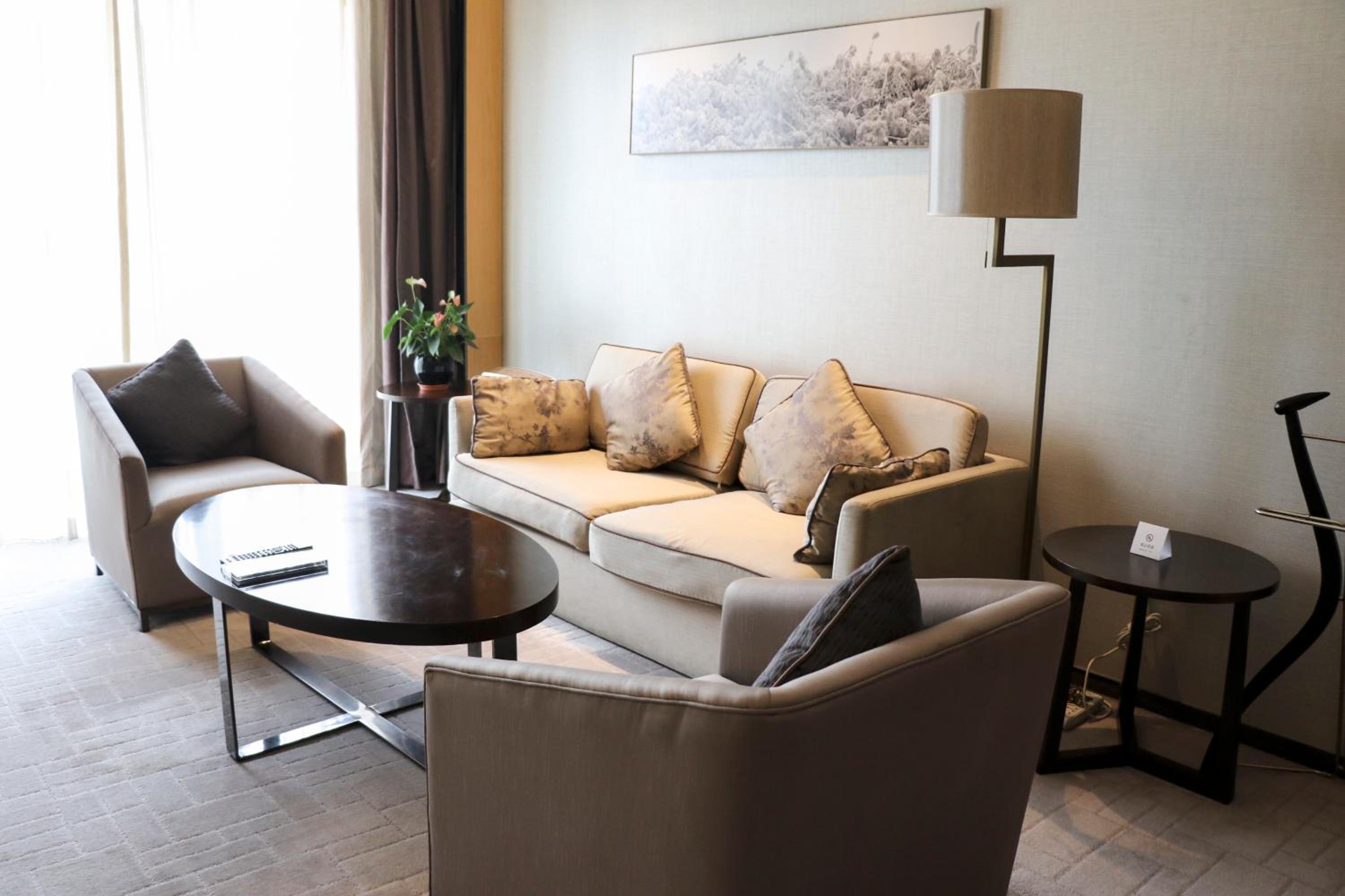 One-Bedroom Suite with Bath View thumbnail 5