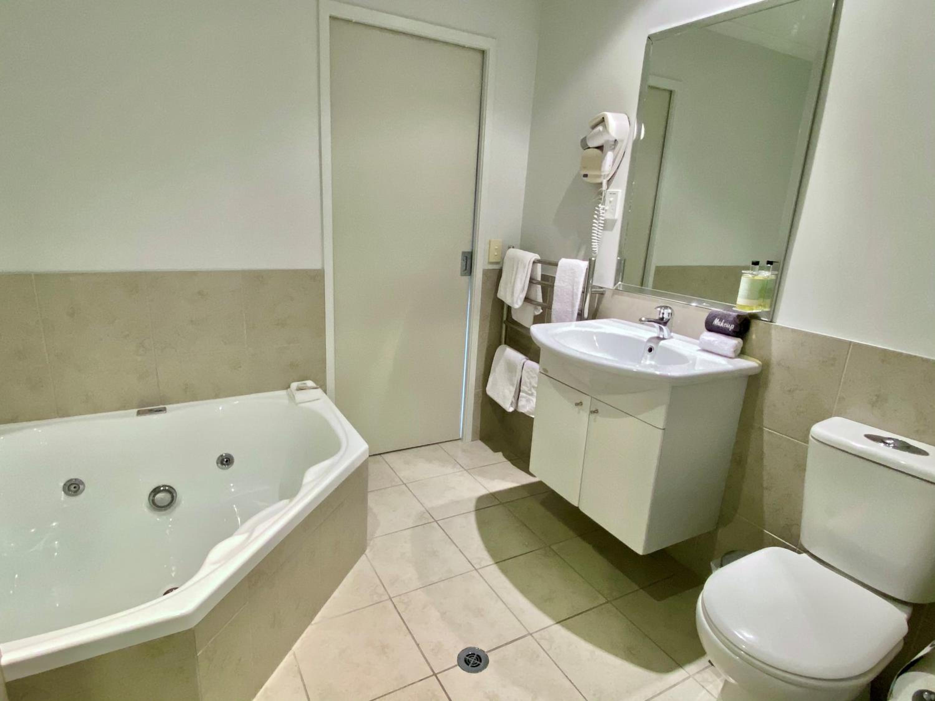 Deluxe Junior Suite - Photo 12