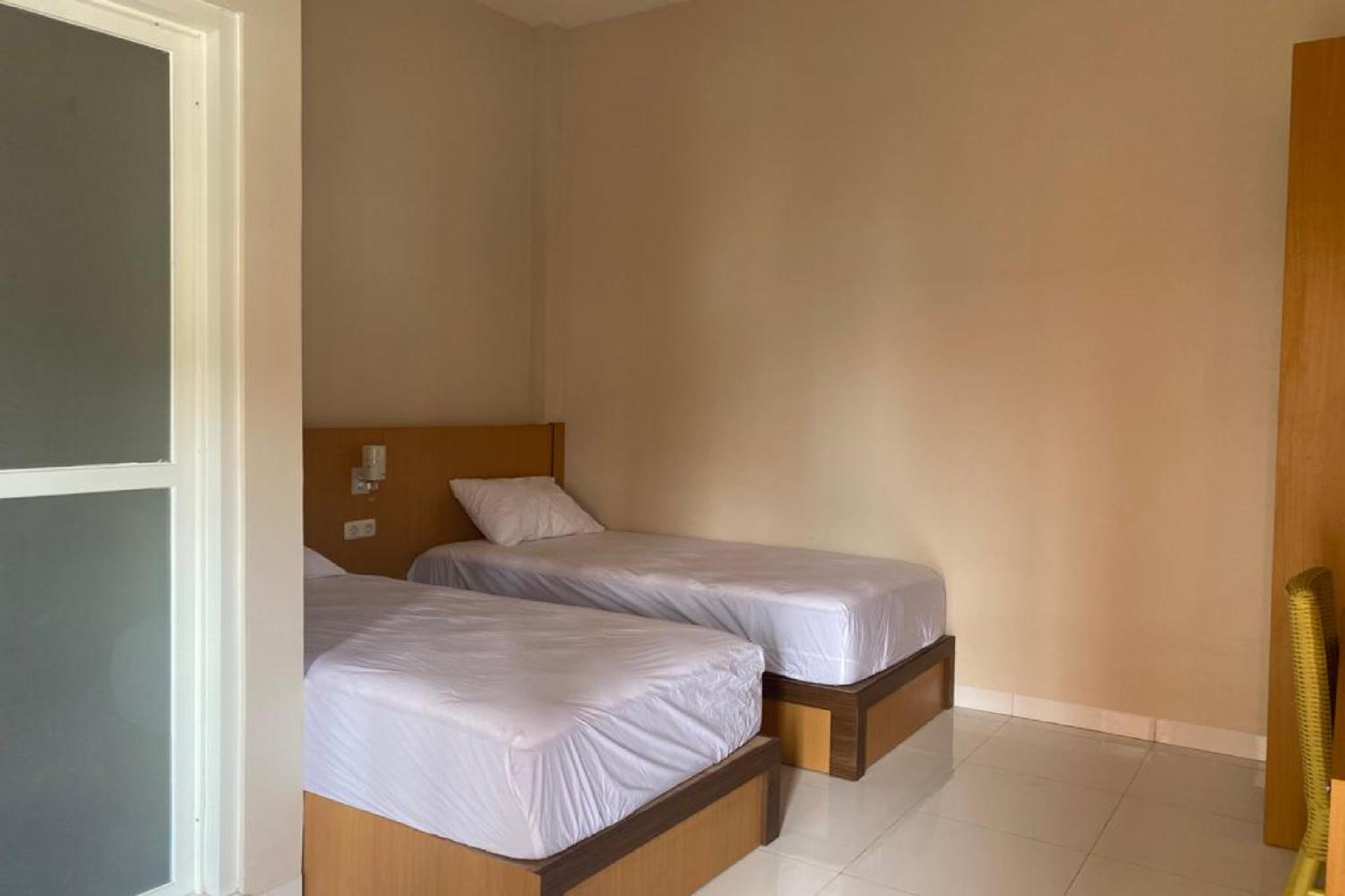 Twin Room - Photo 4
