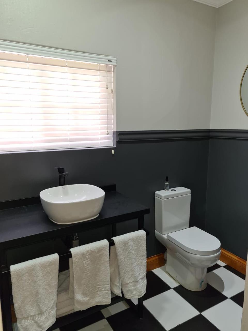Budget Twin Room - Photo 6