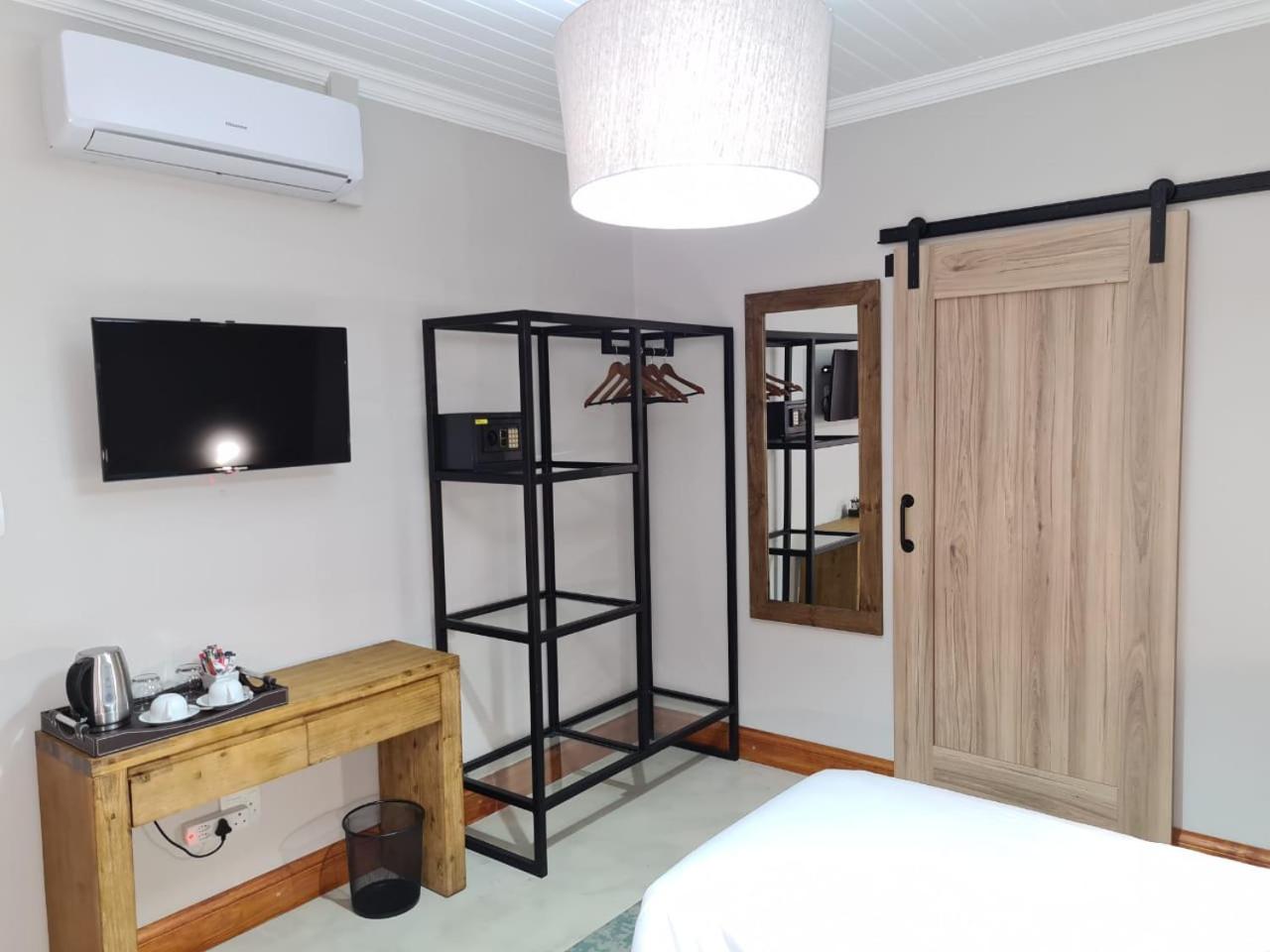 Budget Twin Room - Photo 7
