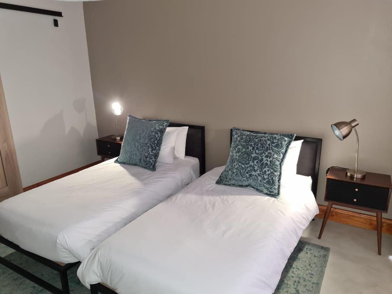 Budget Twin Room - Photo 8