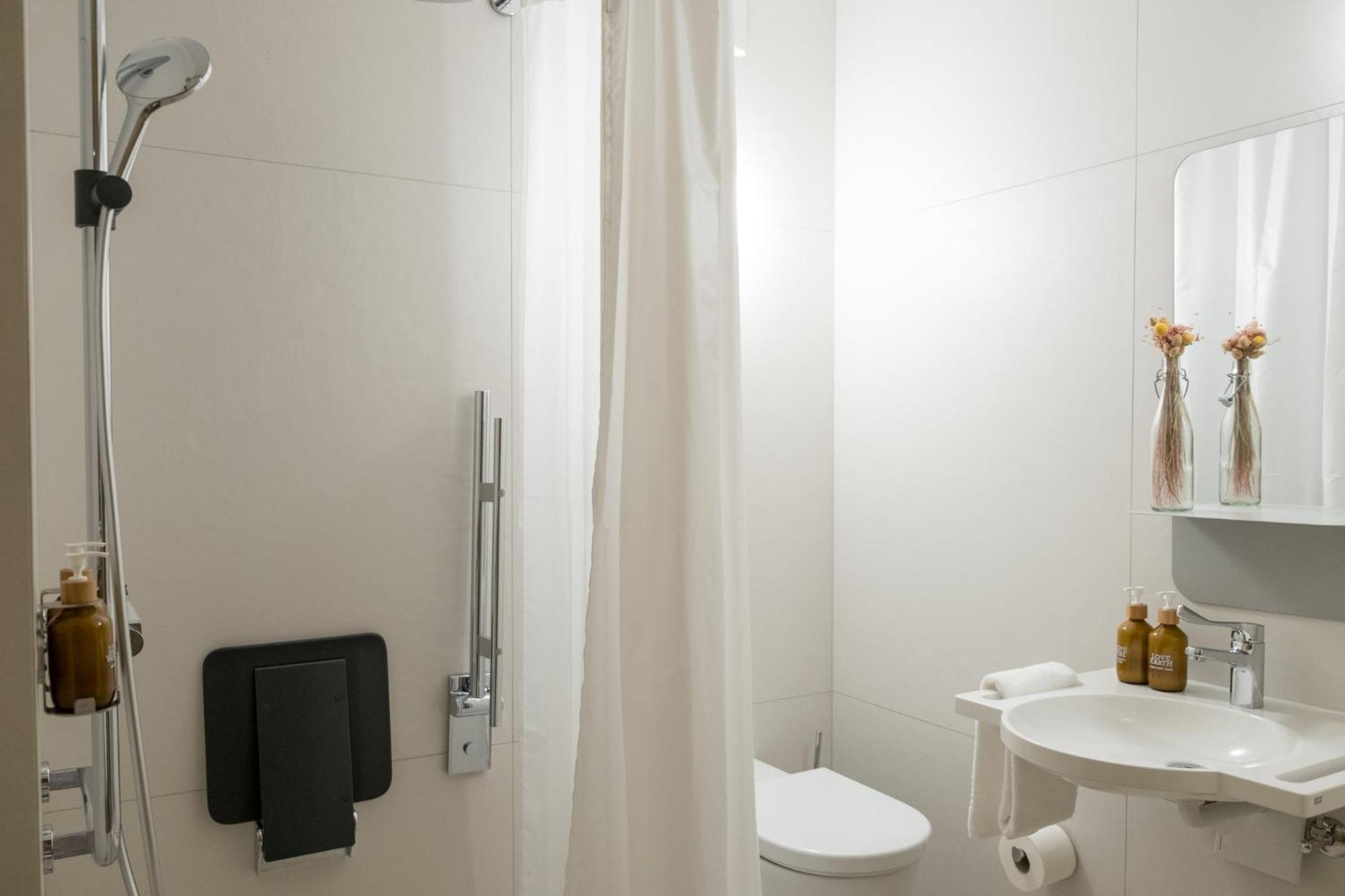 Twin Room - Disability Access - Photo 4