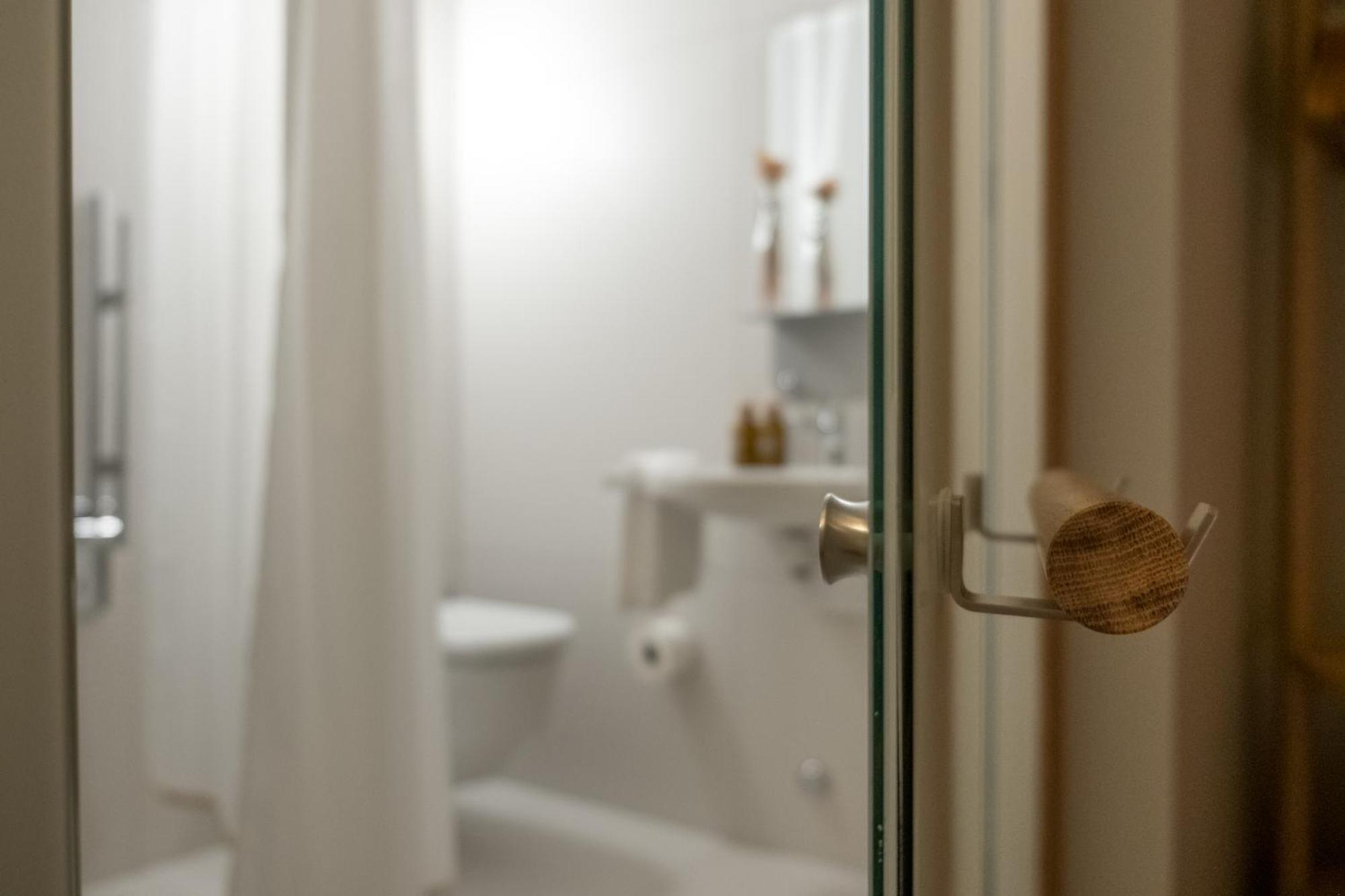 Twin Room - Disability Access - Photo 5