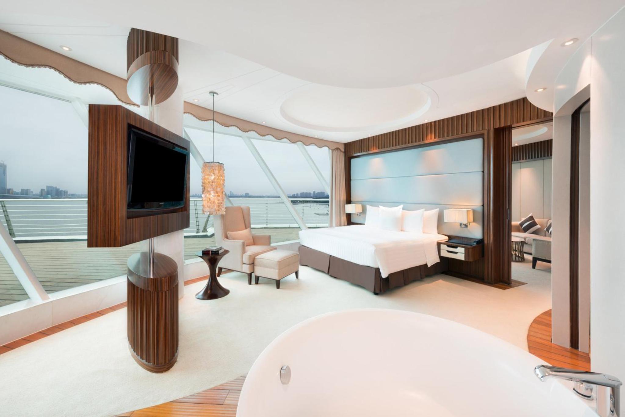 1 King Captain Suite Lounge Access Lake View