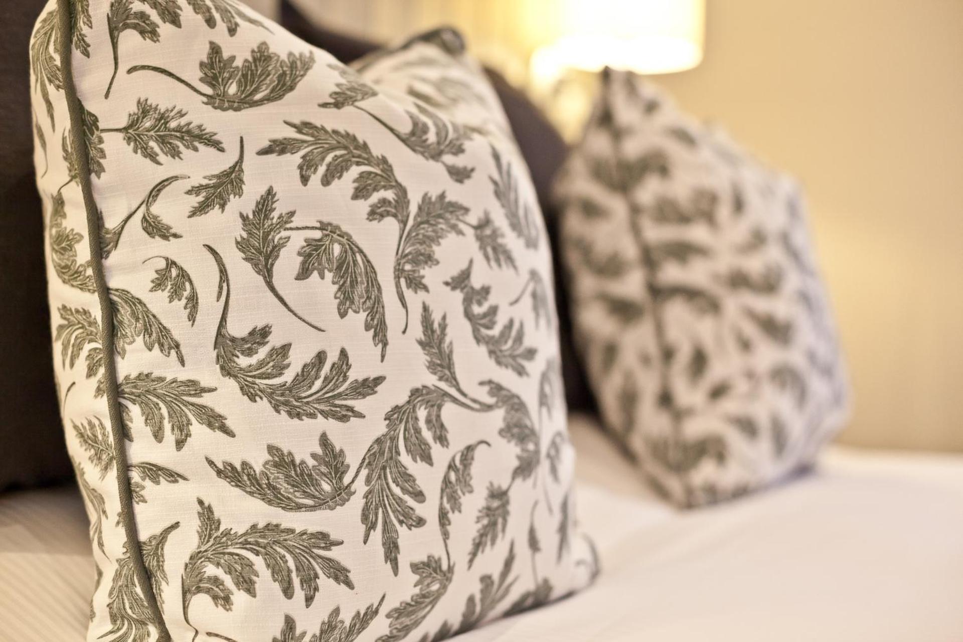 Standard King Room - Photo 7
