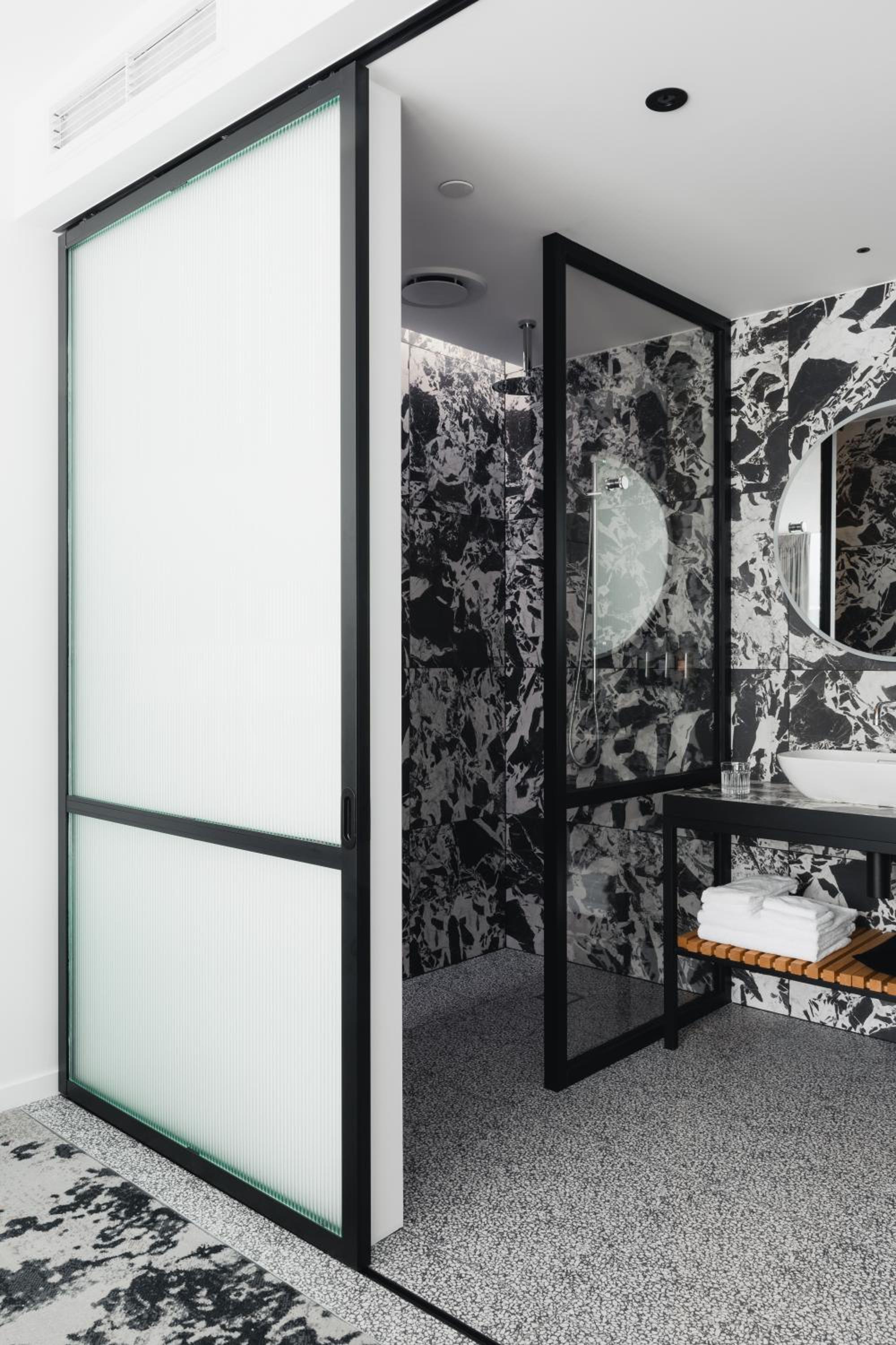 Standard Twin Room - Photo 9