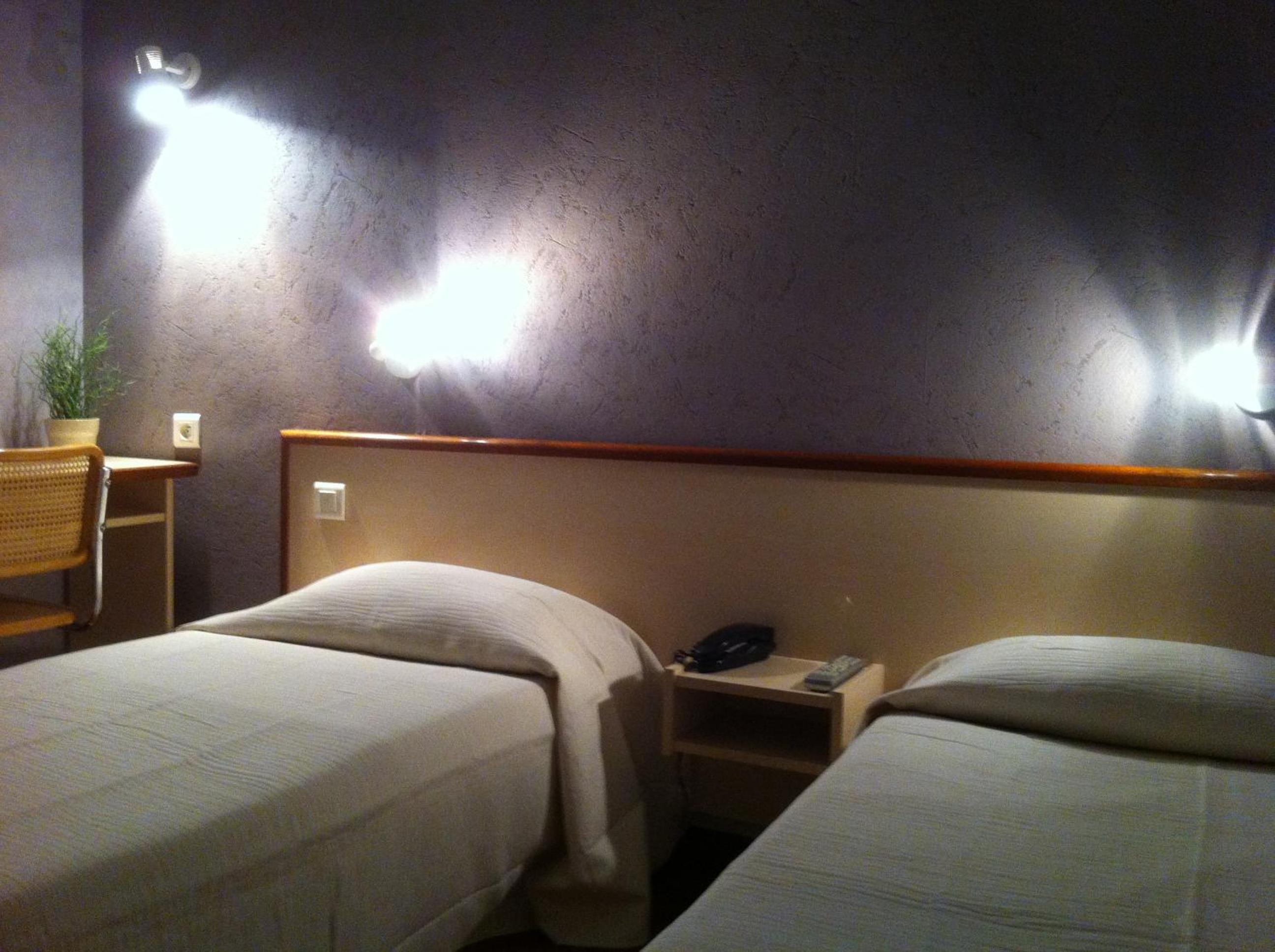 Twin Room - Photo 4
