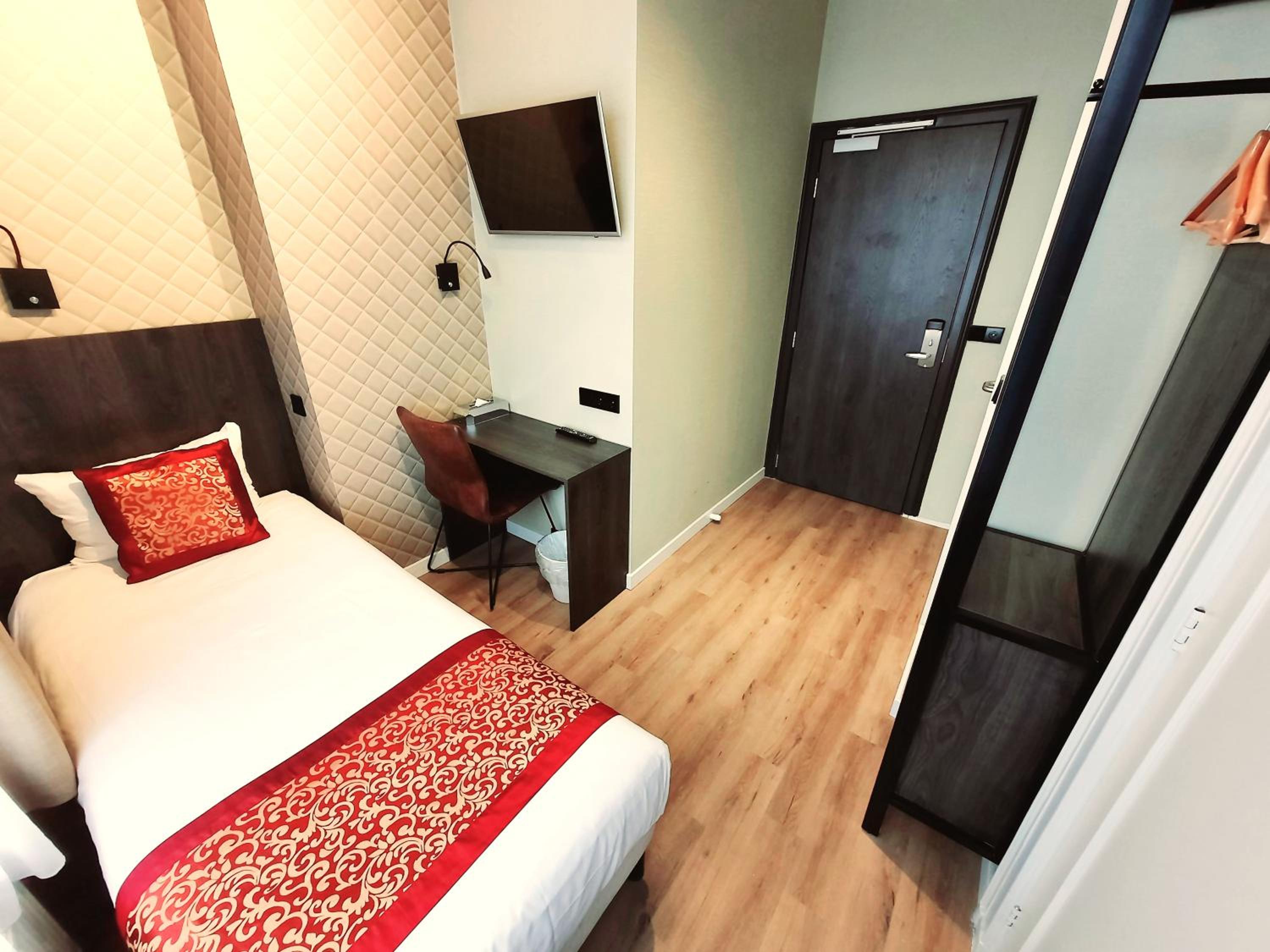 Single Room thumbnail 5
